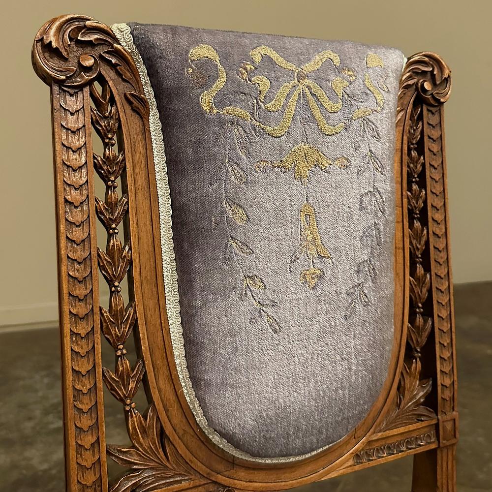 Ensemble de quatre chaises de salon françaises Louis XVI du 19ème siècle en noyer avec mohair en vente 5