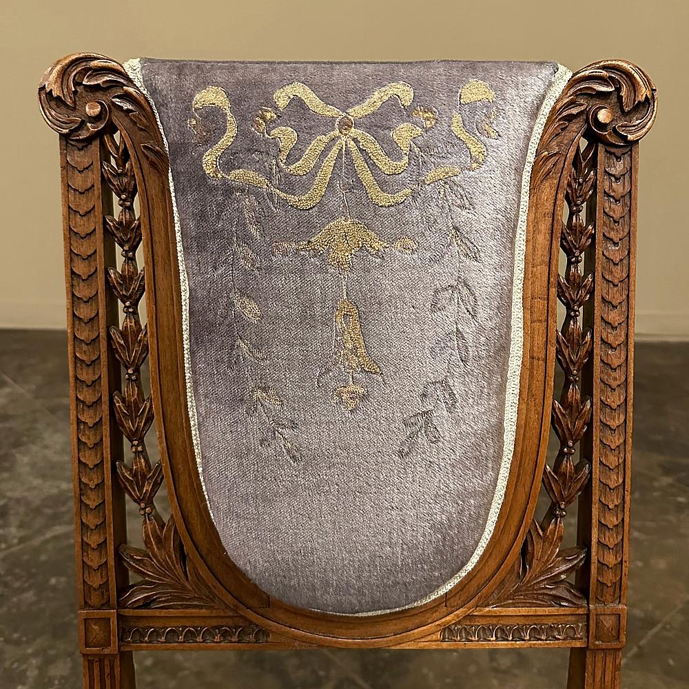 Ensemble de quatre chaises de salon françaises Louis XVI du 19ème siècle en noyer avec mohair en vente 7