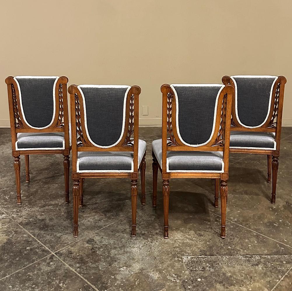 Ensemble de quatre chaises de salon françaises Louis XVI du 19ème siècle en noyer avec mohair Bon état - En vente à Dallas, TX