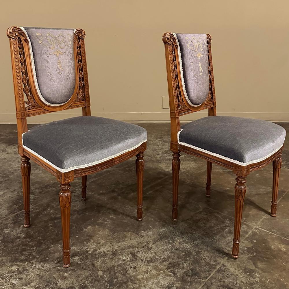 Ensemble de quatre chaises de salon françaises Louis XVI du 19ème siècle en noyer avec mohair en vente 2