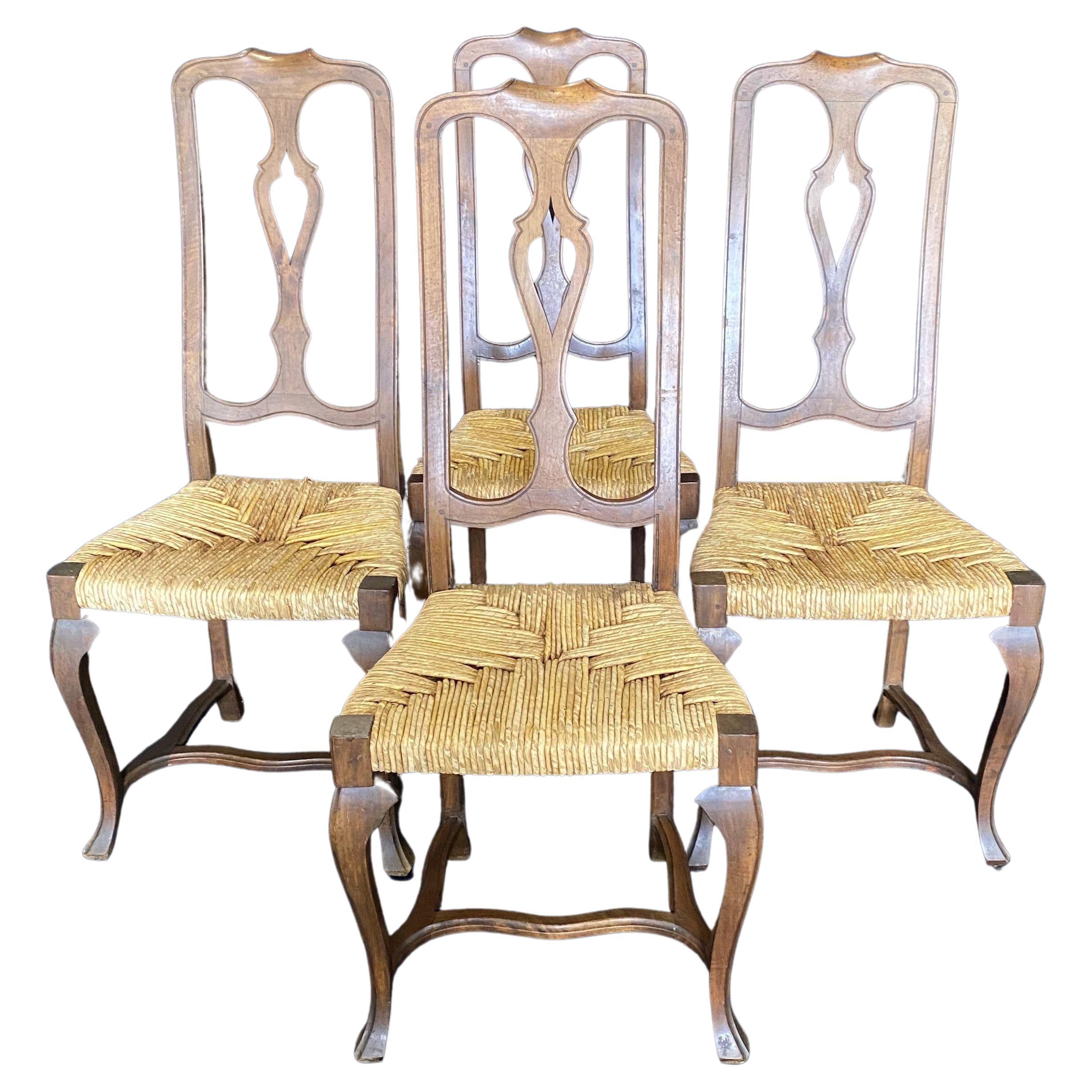 Satz von vier Esszimmerstühlen aus Nussbaum im französischen Stil des 19. Jahrhunderts mit Binsen-Sitzen