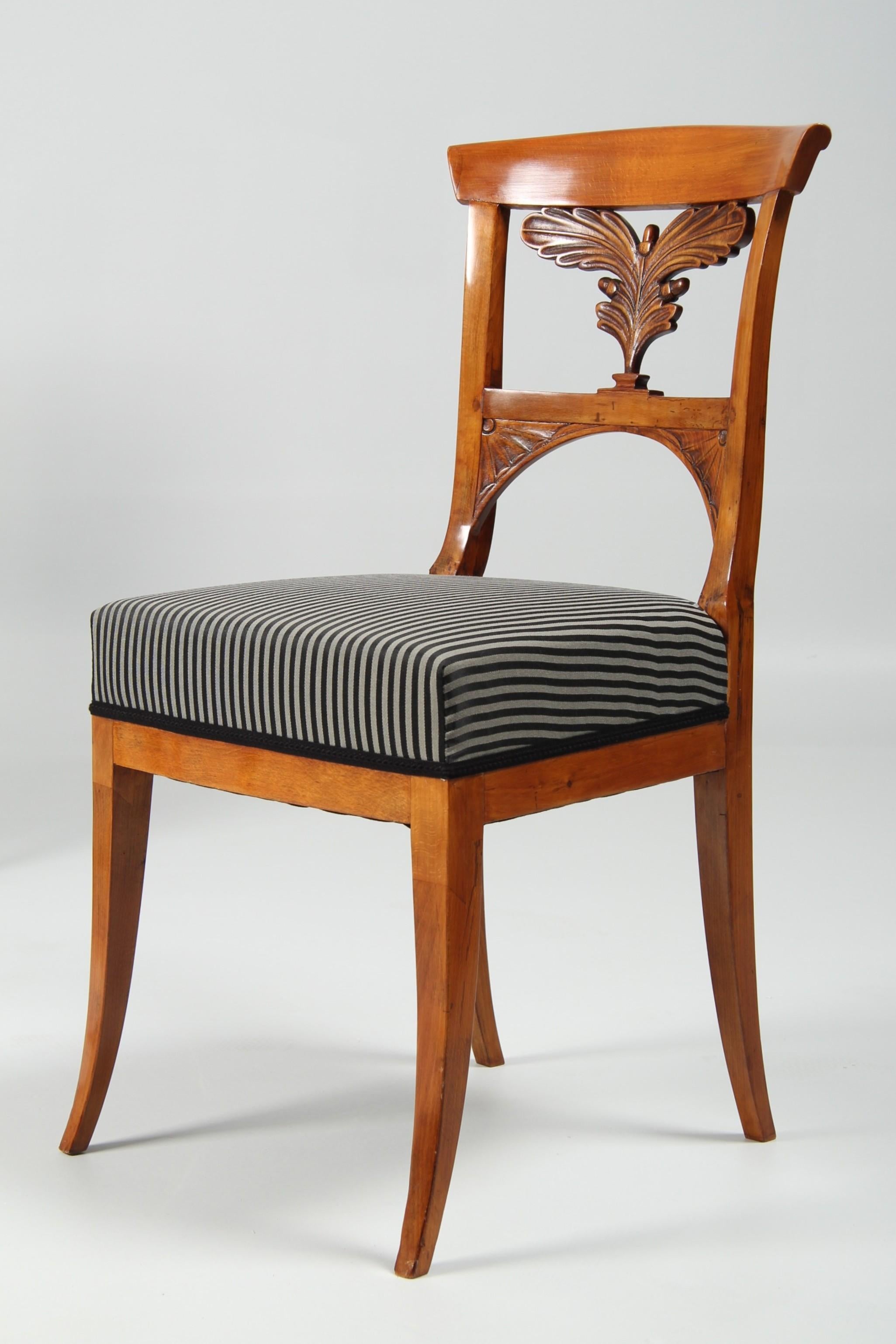 Cuatro sillas Biedermeier antiguas

Sajonia
Haya
primera mitad s. XIX

Dimensiones: Alto x Ancho x Fondo: 87 x 46 x 45 cm - Altura del asiento: 47 cm

Descripción:
Sillas de haya maciza sobre patas en forma de sable, con tallado de hojas de roble en