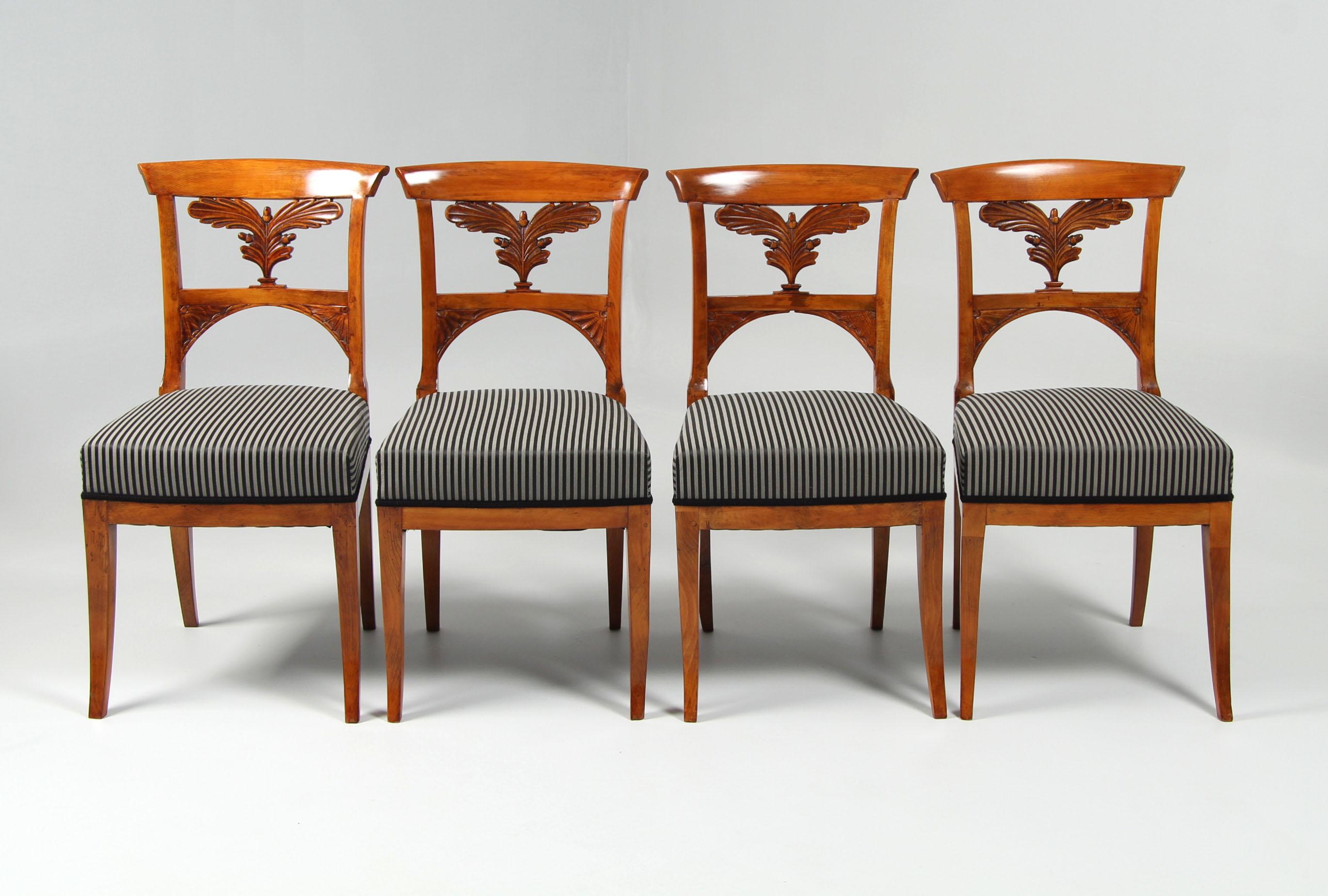 Juego De Cuatro Sillas Biedermeier Alemanas Del Siglo XIX, Circa 1820 Tallado a mano en venta