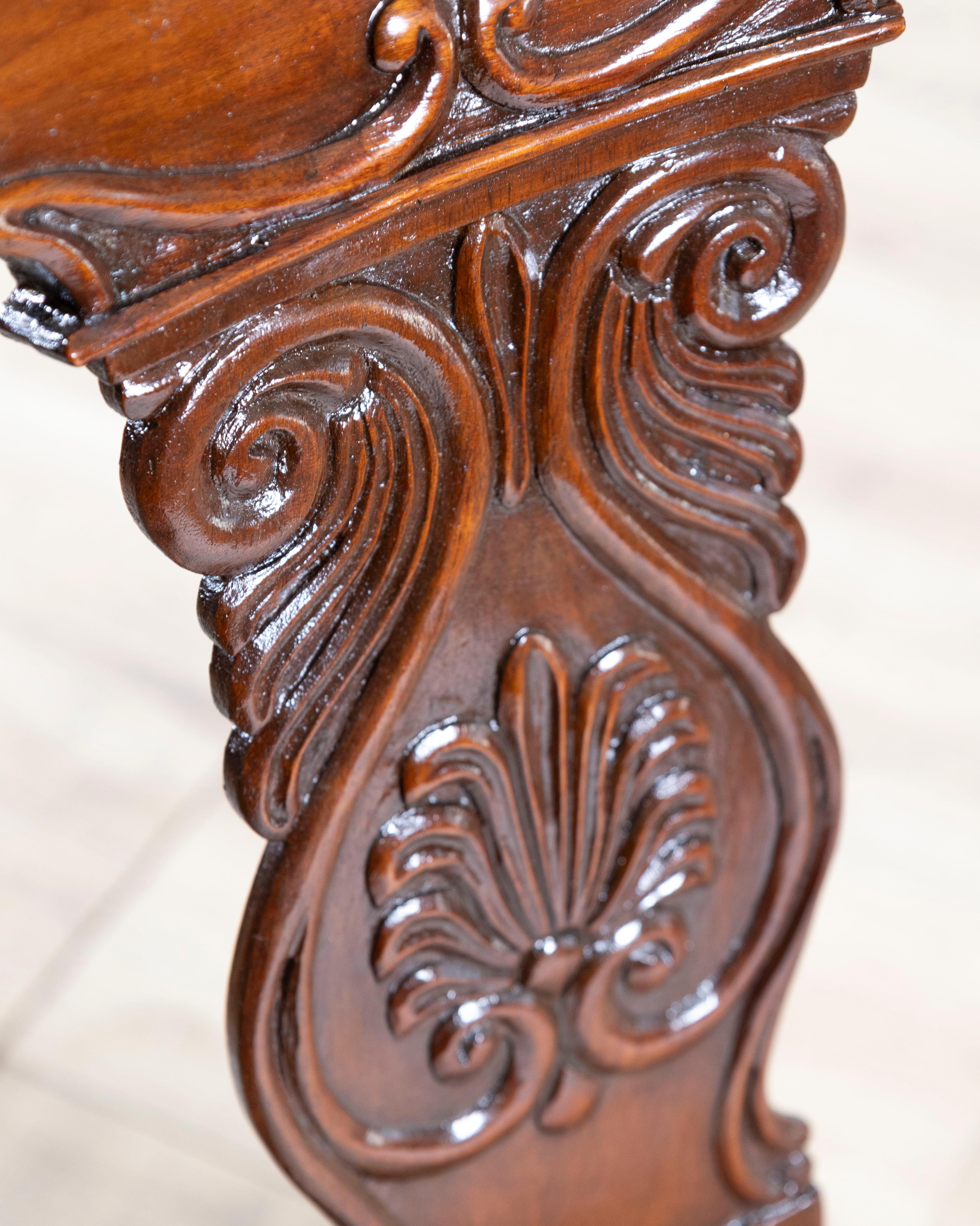 Set of Four 19th-Century Lombard Gondola Chairs in Carved Walnut For Sale 7