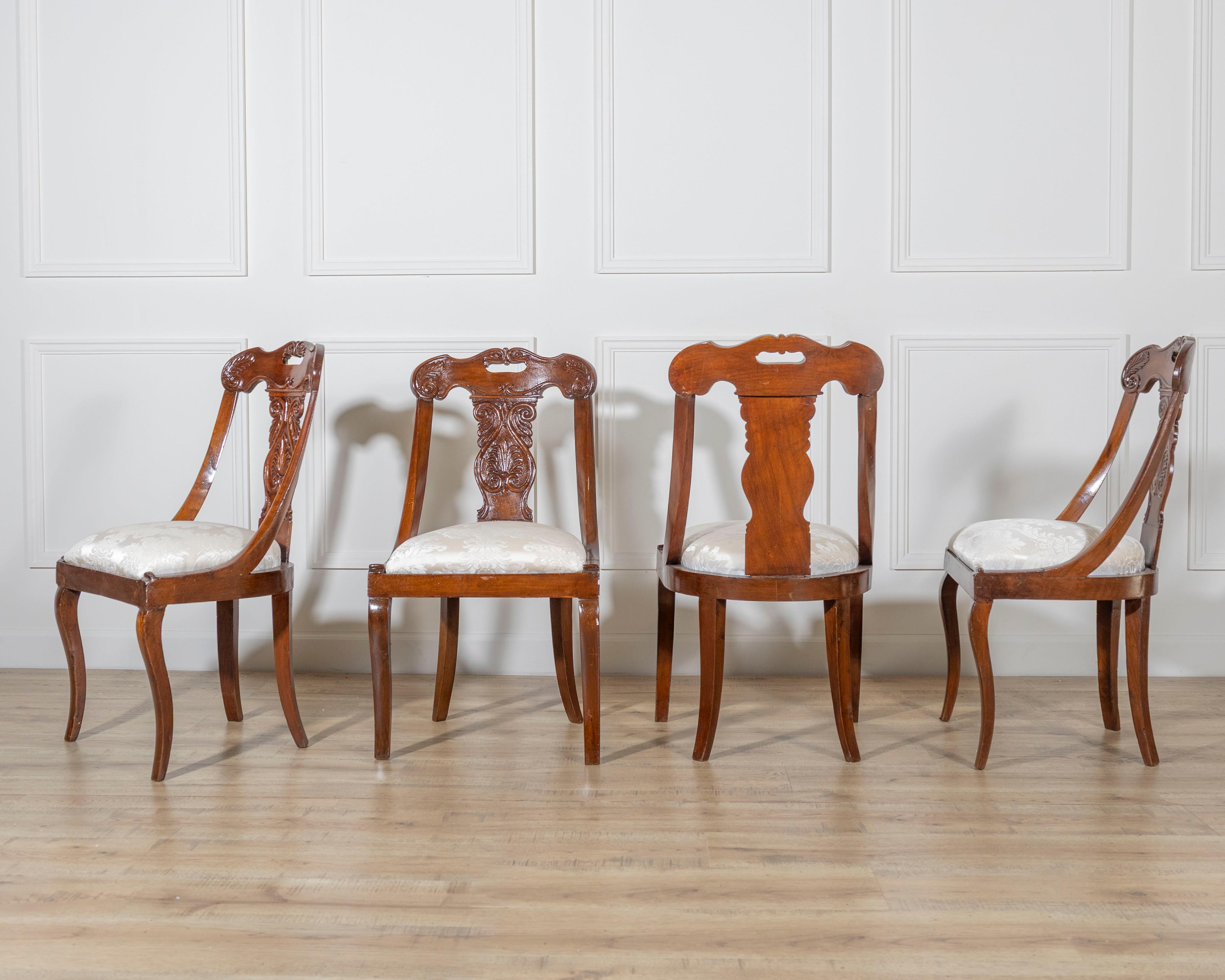 Italian Set of Four 19th-Century Lombard Gondola Chairs in Carved Walnut For Sale