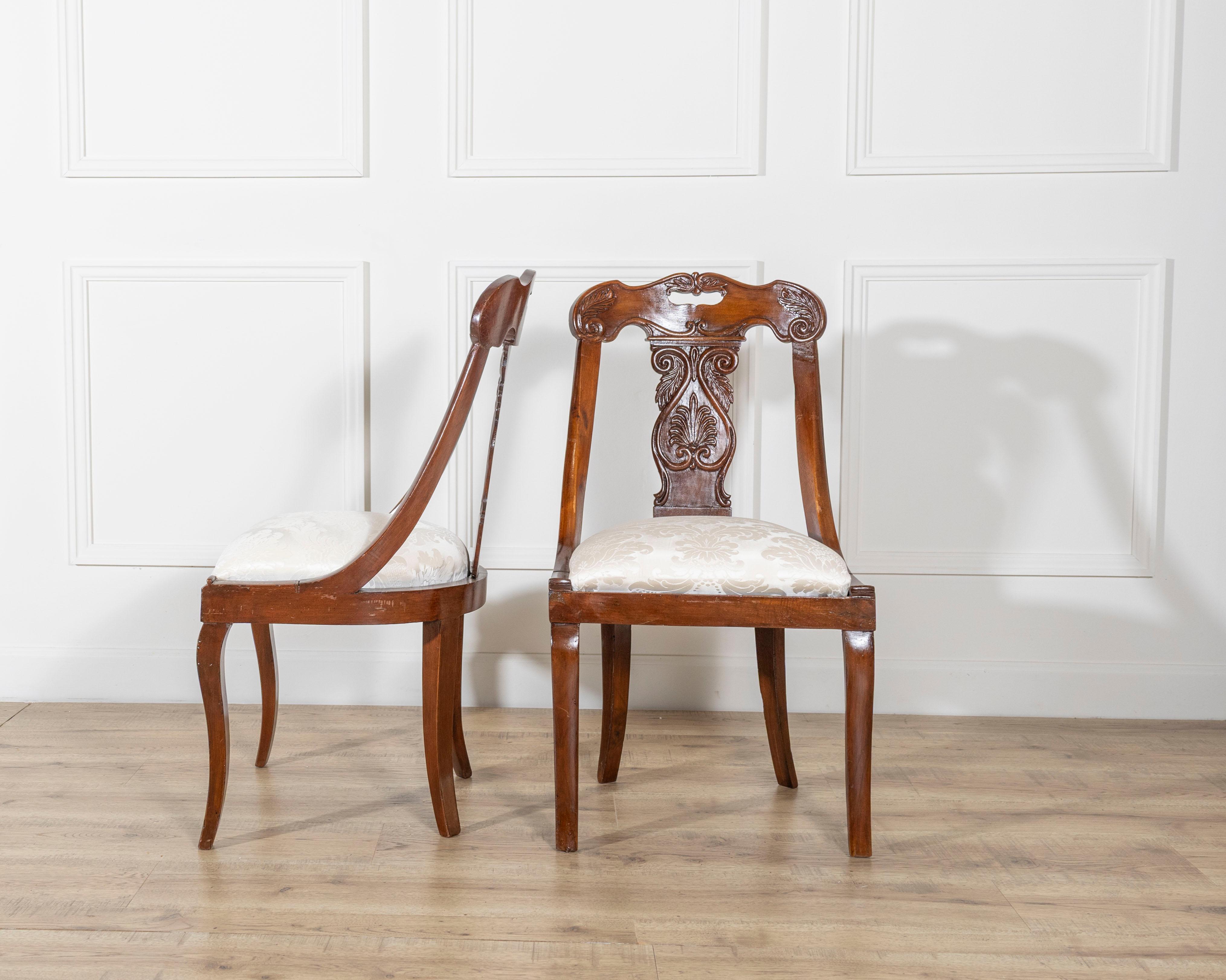 Set of Four 19th-Century Lombard Gondola Chairs in Carved Walnut In Good Condition For Sale In Atlanta, GA