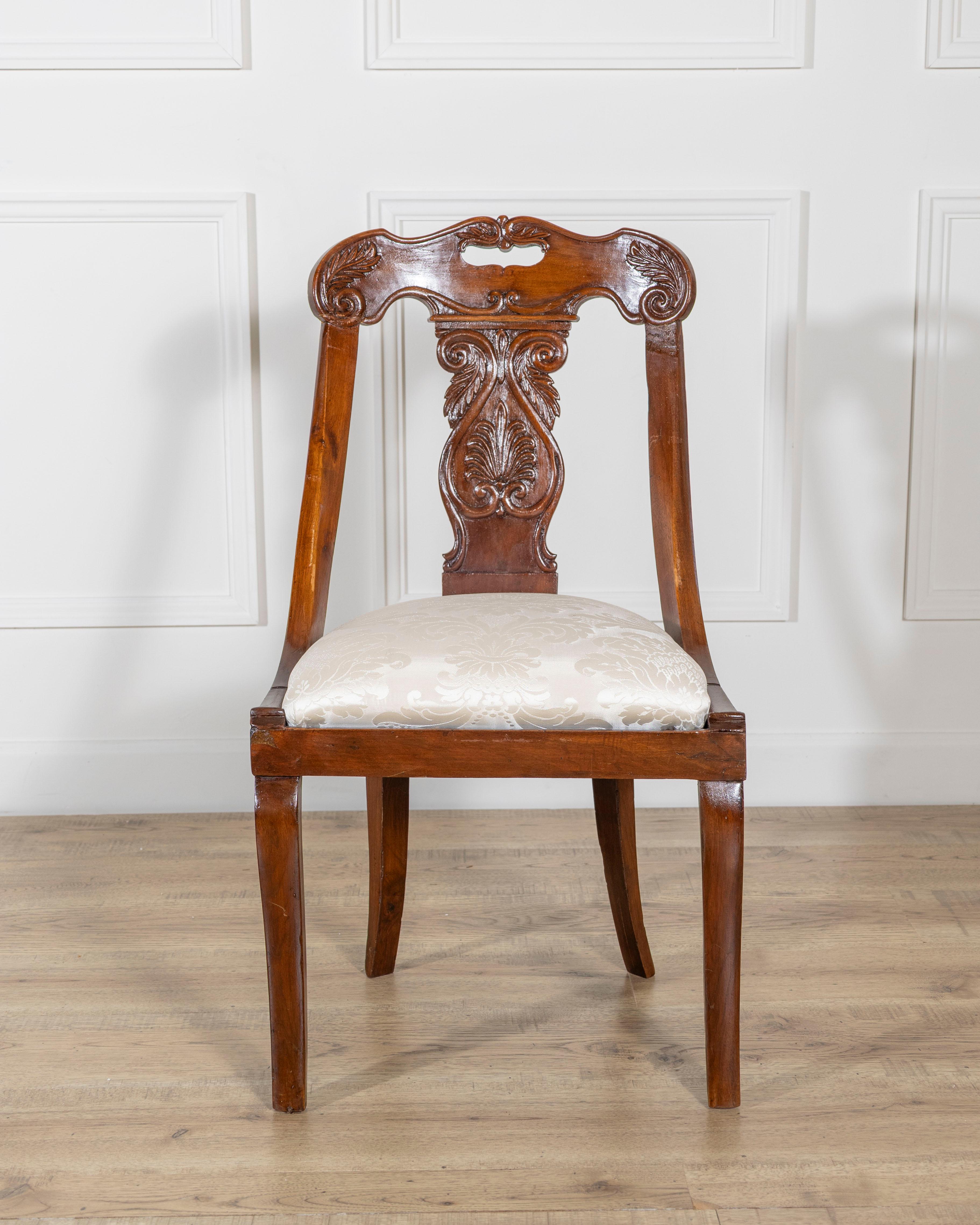 19th Century Set of Four 19th-Century Lombard Gondola Chairs in Carved Walnut For Sale