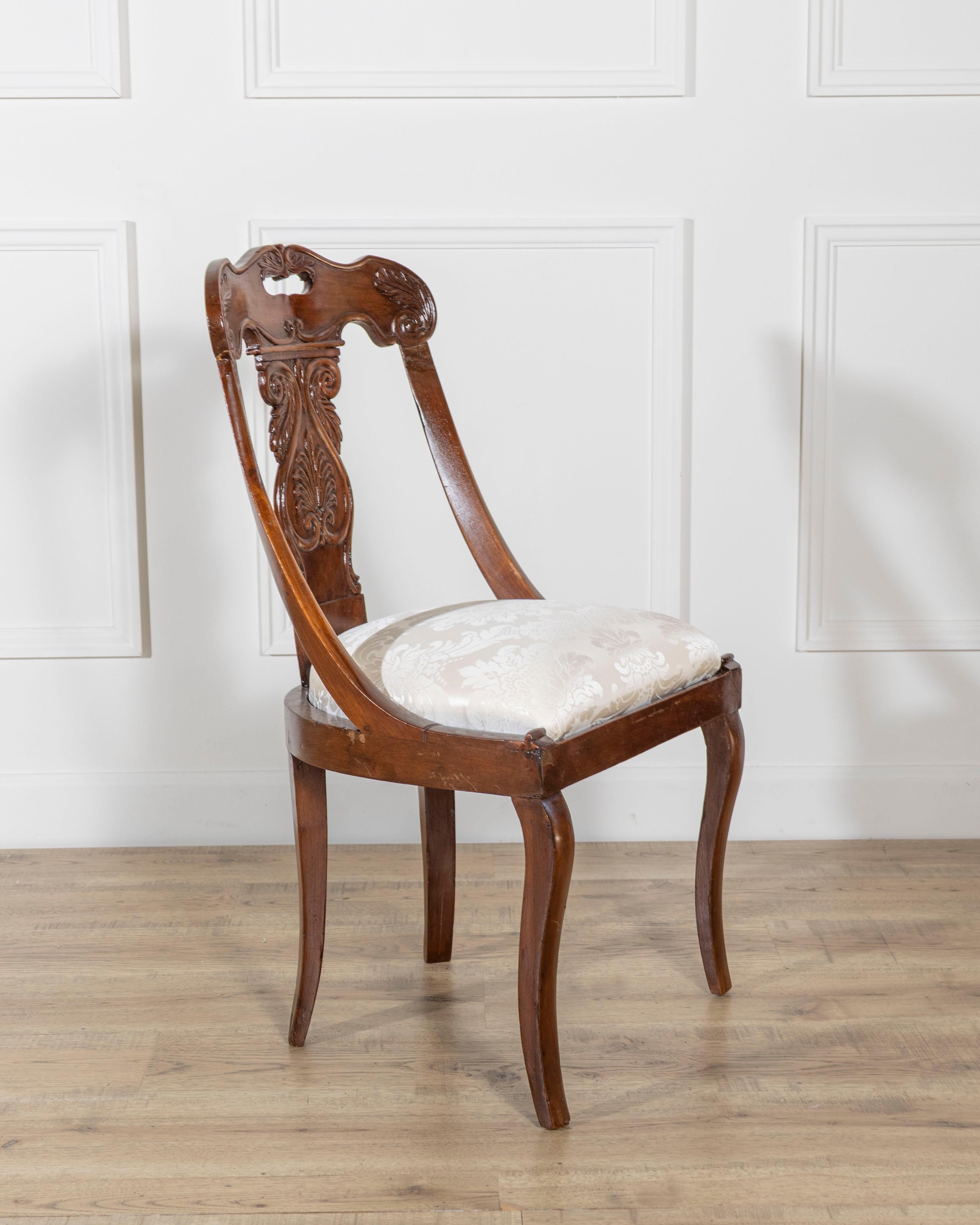 Set of Four 19th-Century Lombard Gondola Chairs in Carved Walnut For Sale 1