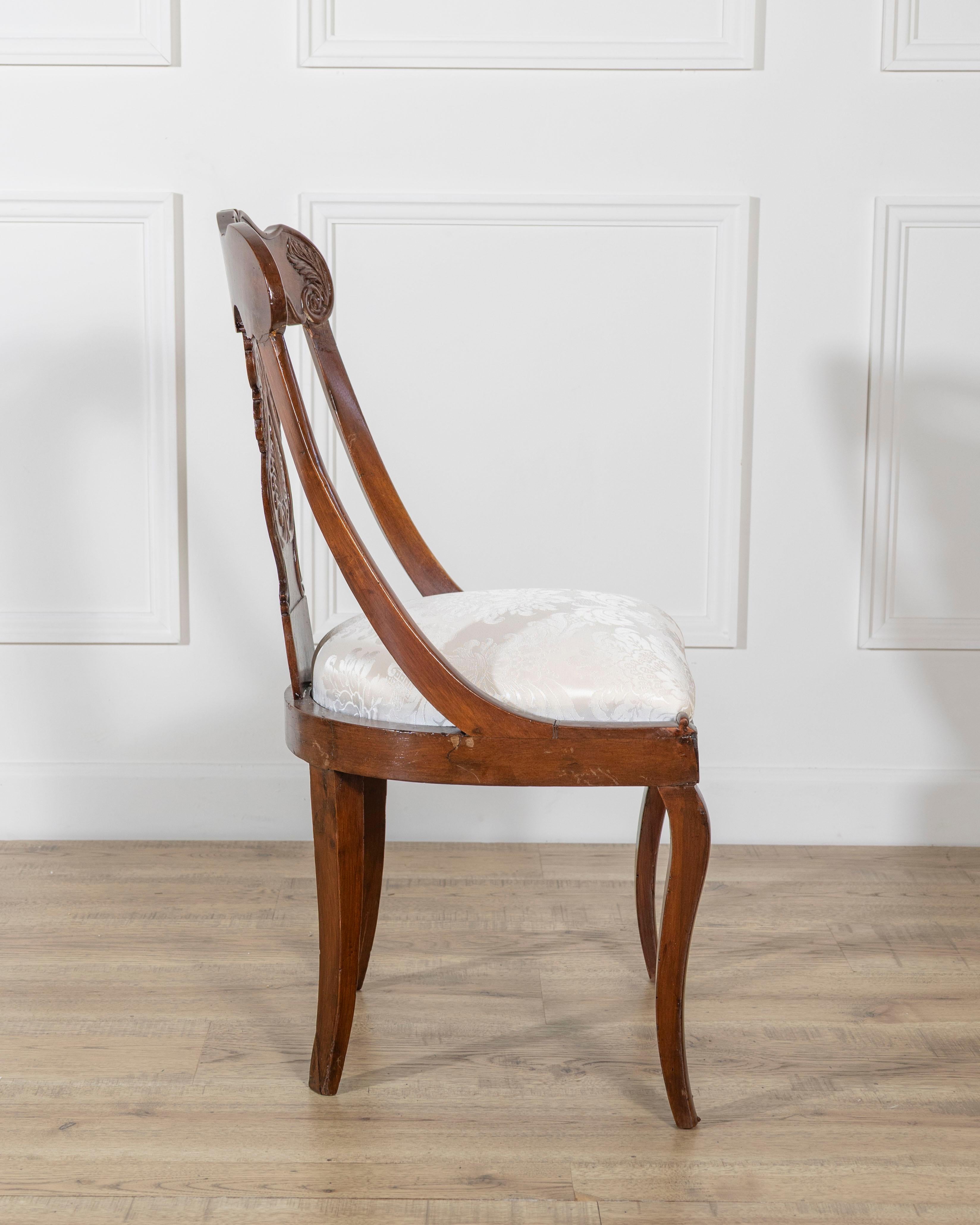 Set of Four 19th-Century Lombard Gondola Chairs in Carved Walnut For Sale 2
