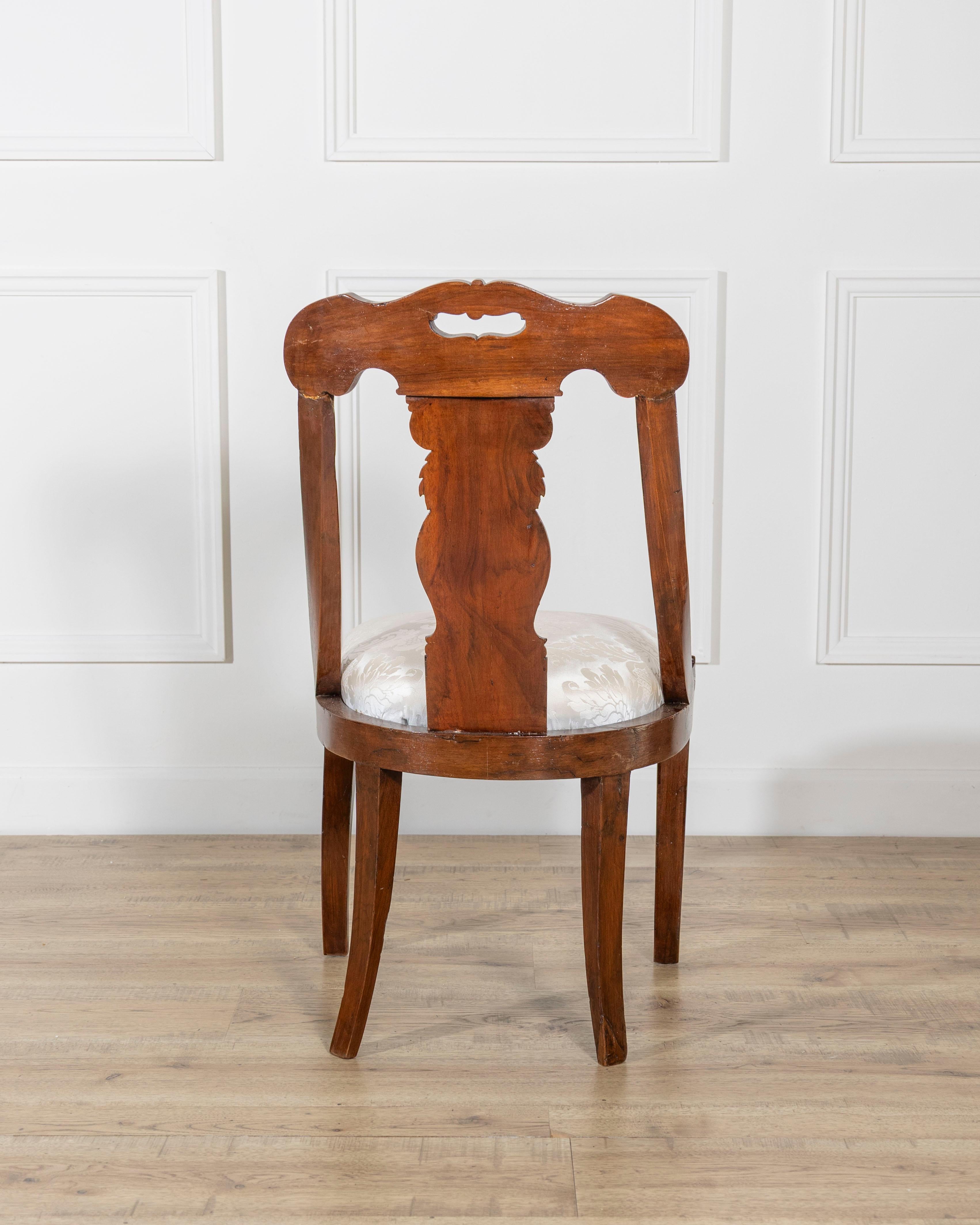 Set of Four 19th-Century Lombard Gondola Chairs in Carved Walnut For Sale 3