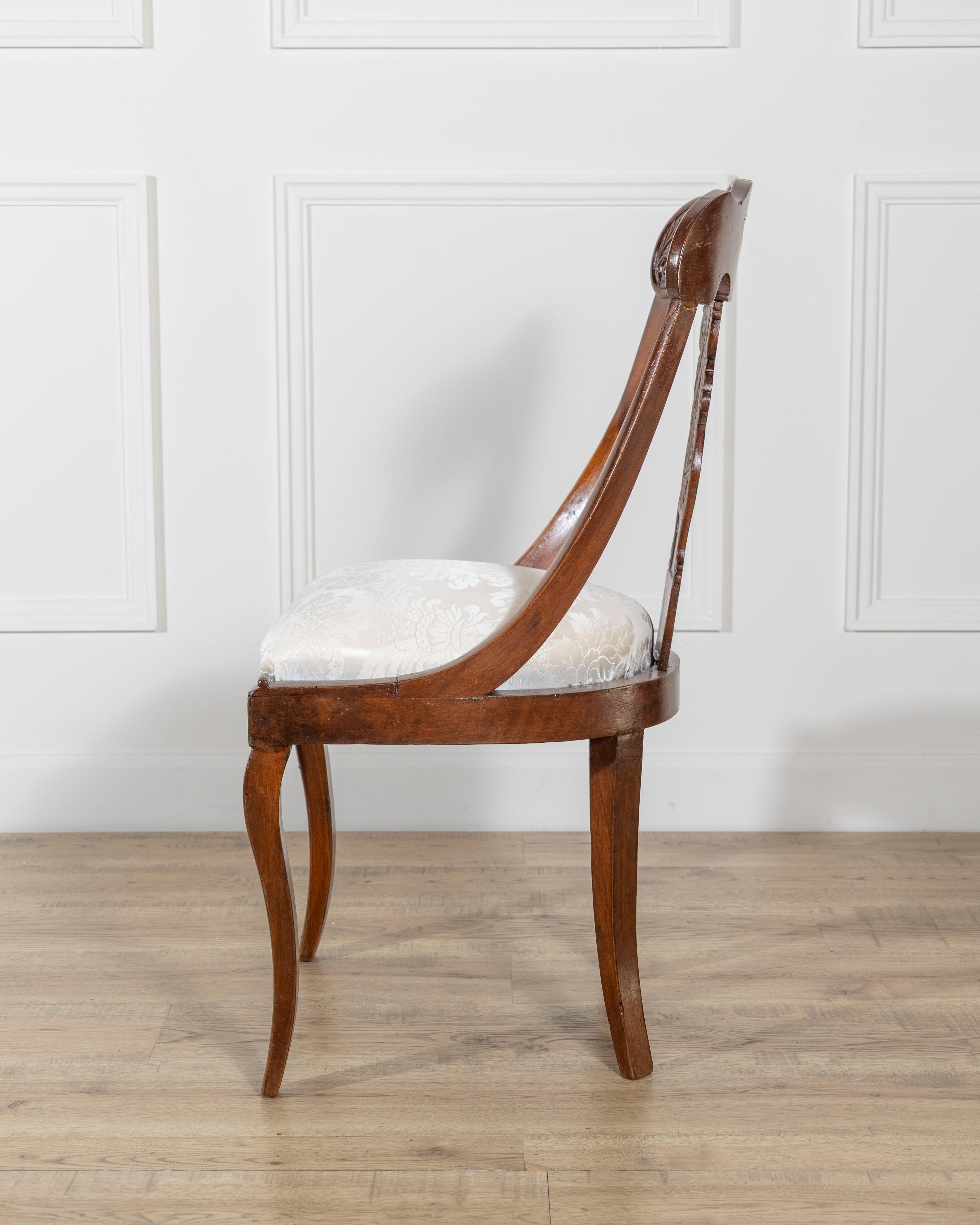 Set of Four 19th-Century Lombard Gondola Chairs in Carved Walnut For Sale 4