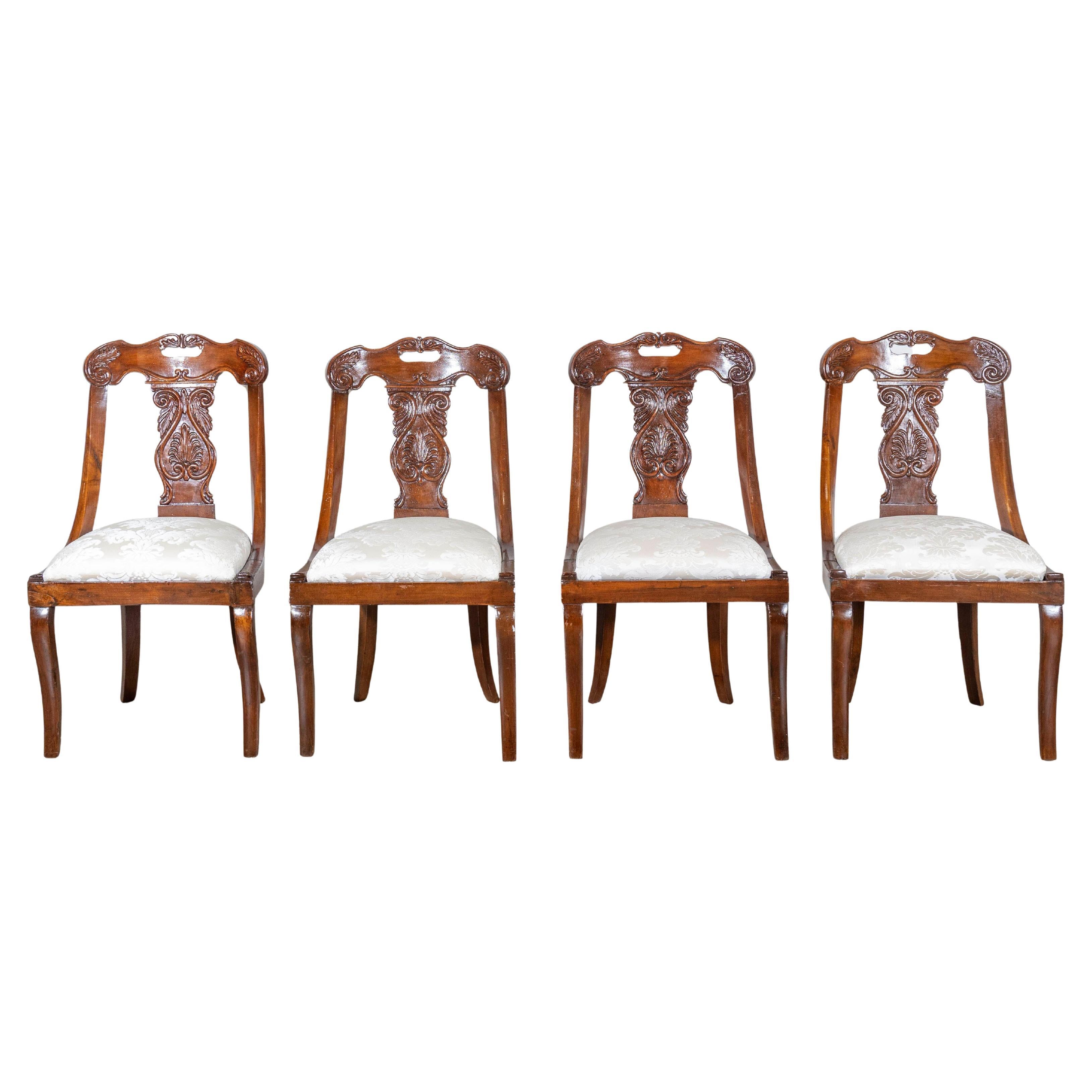 Set of Four 19th-Century Lombard Gondola Chairs in Carved Walnut For Sale