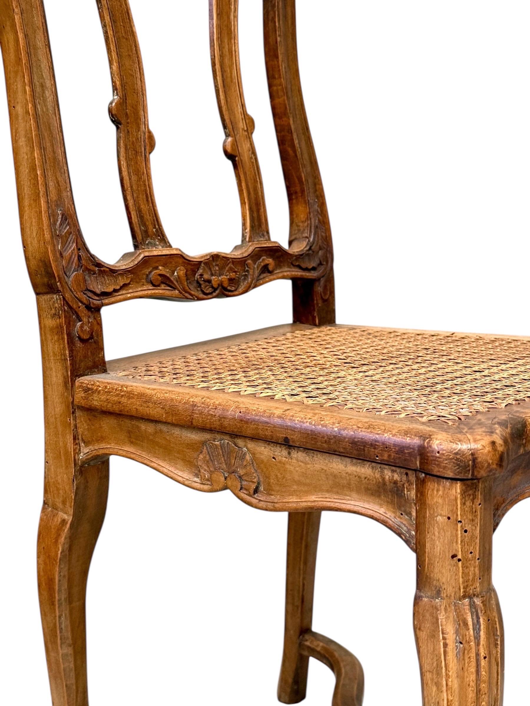 Vier Stühle aus Nussbaumholz im Stil Ludwigs XV. mit Rohrsitzen aus dem 19. im Angebot 4