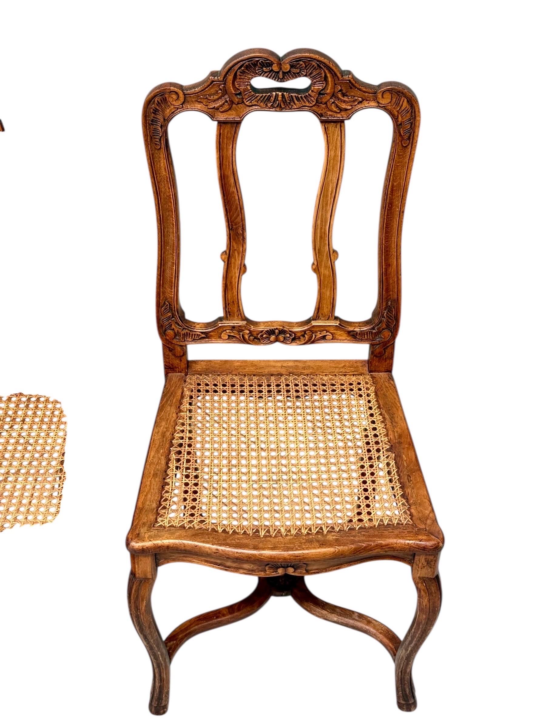 Vier Stühle aus Nussbaumholz im Stil Ludwigs XV. mit Rohrsitzen aus dem 19. im Angebot 7