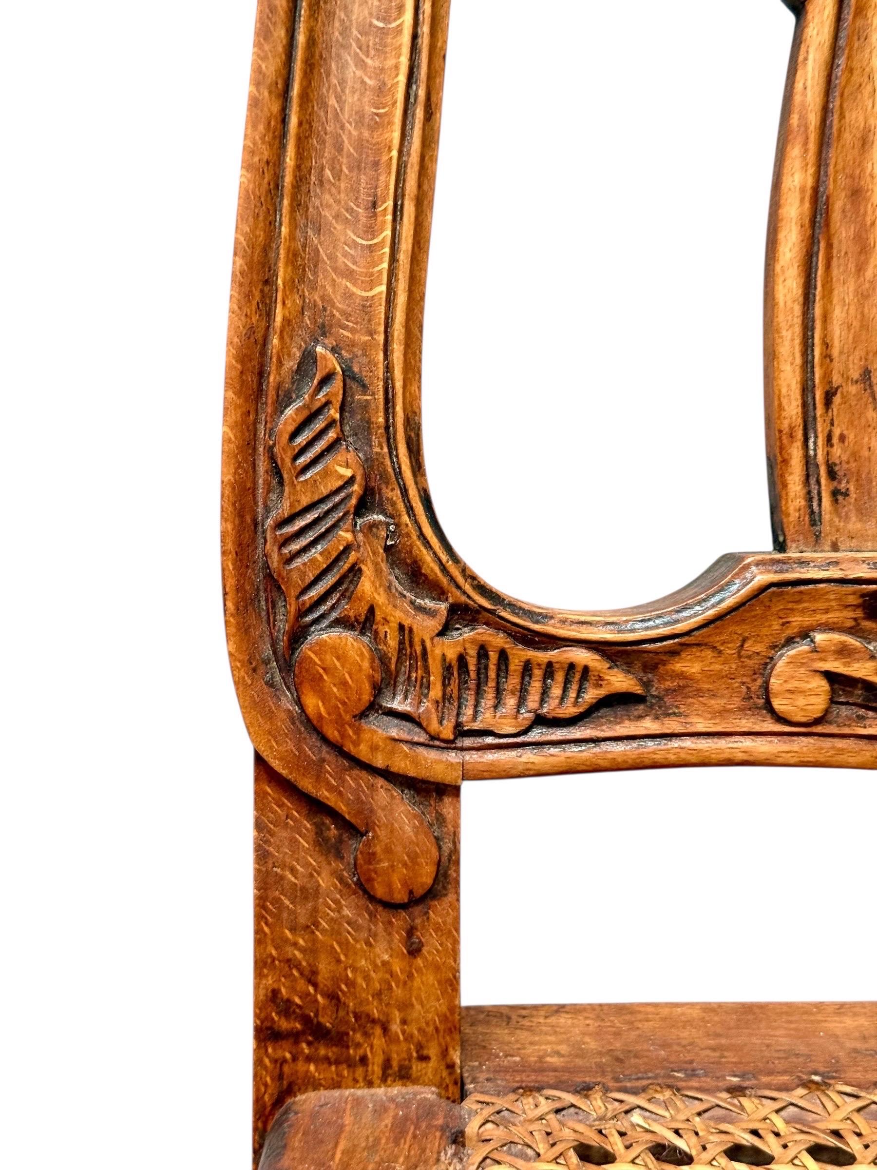 Vier Stühle aus Nussbaumholz im Stil Ludwigs XV. mit Rohrsitzen aus dem 19. im Angebot 8