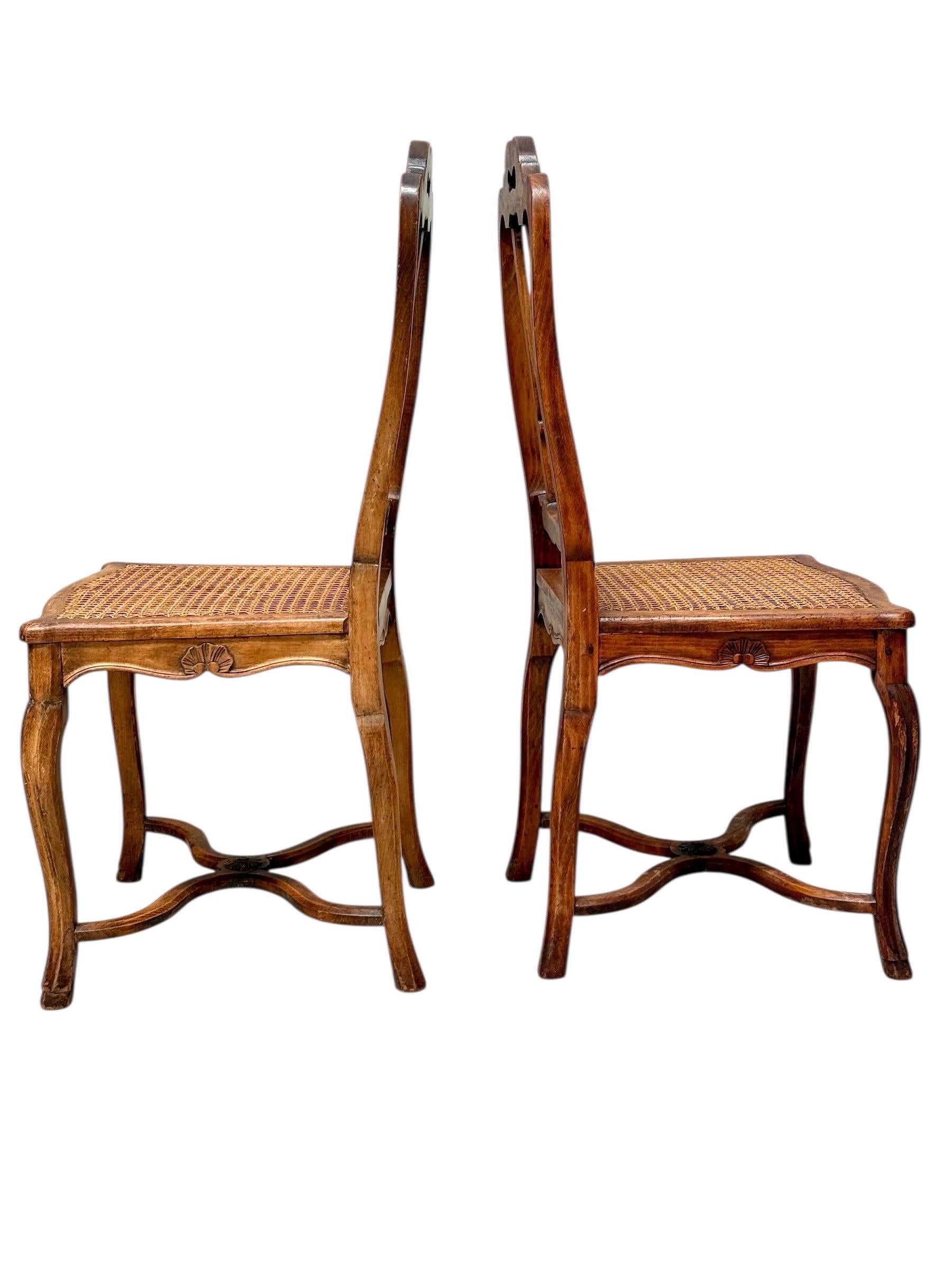 Vier Stühle aus Nussbaumholz im Stil Ludwigs XV. mit Rohrsitzen aus dem 19. im Angebot 10