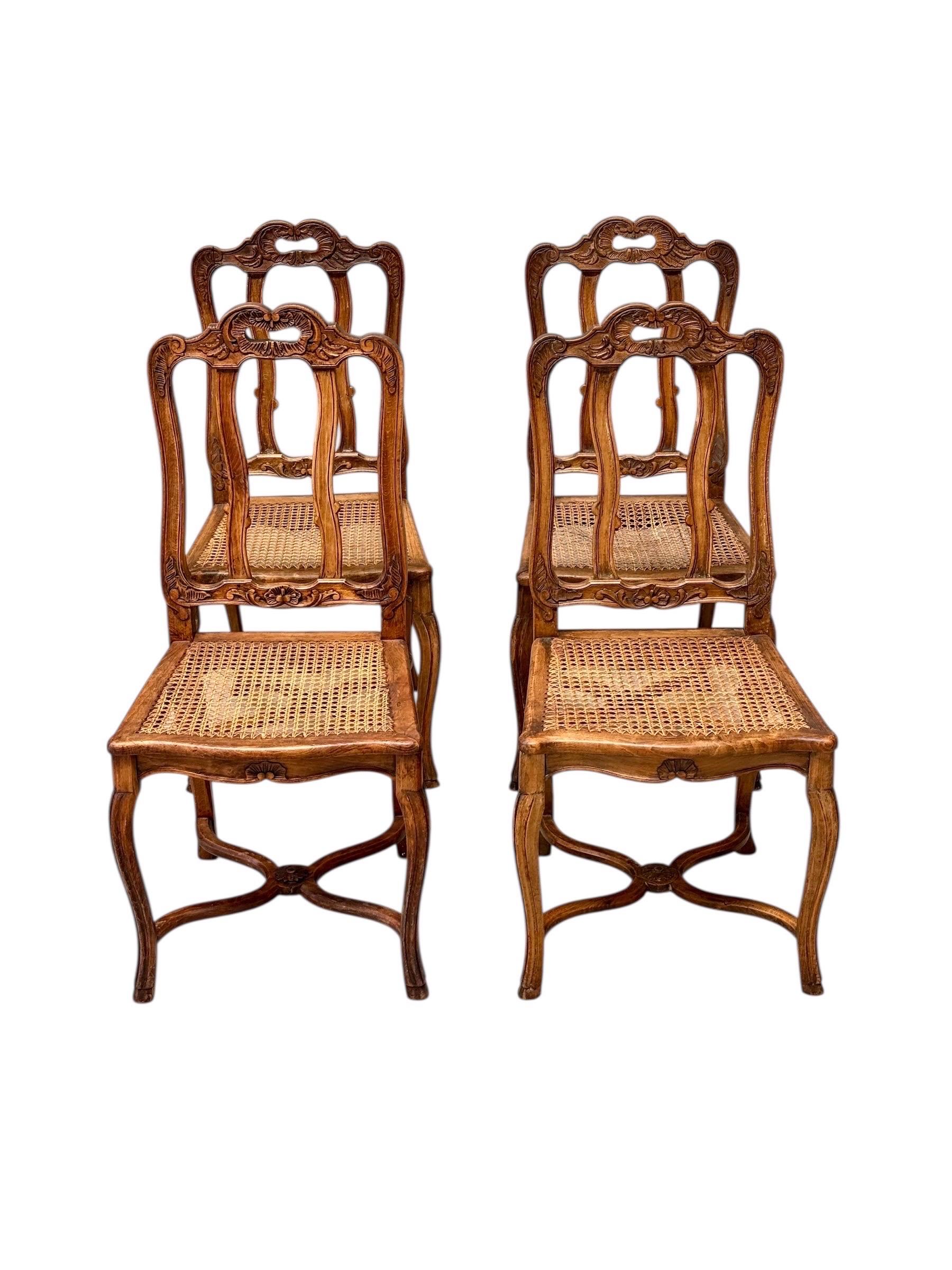 Vier Stühle aus Nussbaumholz im Stil Ludwigs XV. mit Rohrsitzen aus dem 19. (Französisch) im Angebot