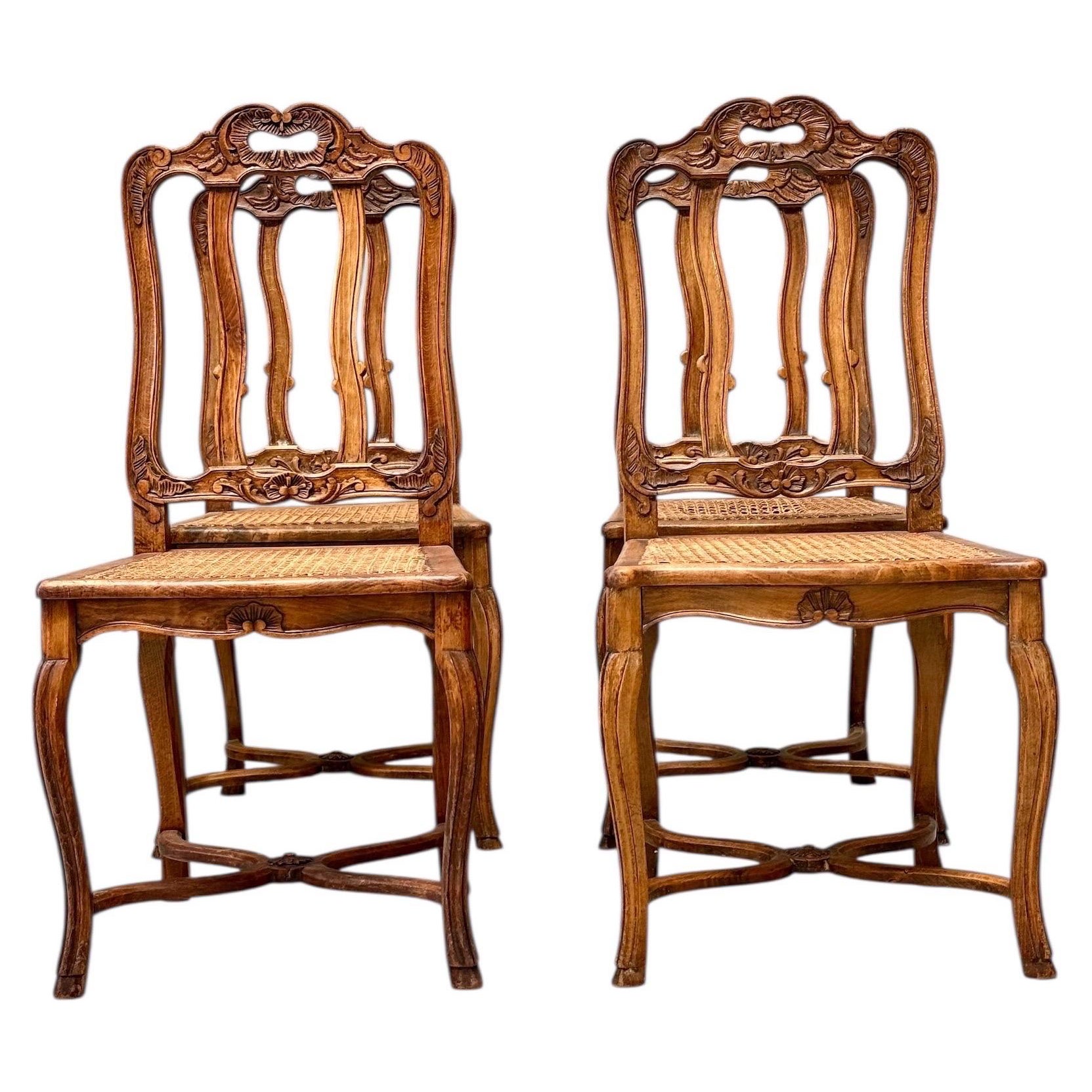Set di quattro sedie in noce in stile Louis XV del XIX secolo con sedili in canna
