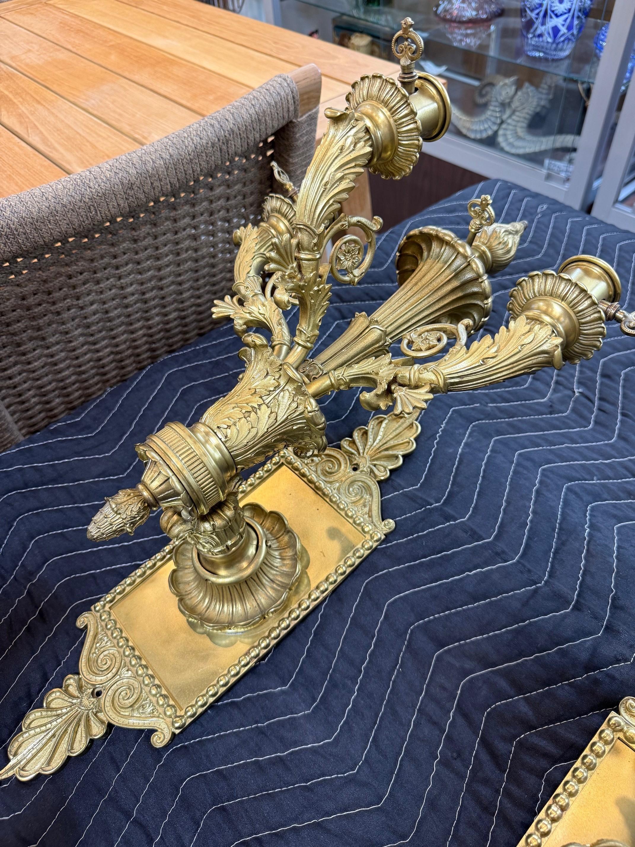 Set di quattro lampade da parete in bronzo in stile Luigi XVI del XIX secolo in vendita 5