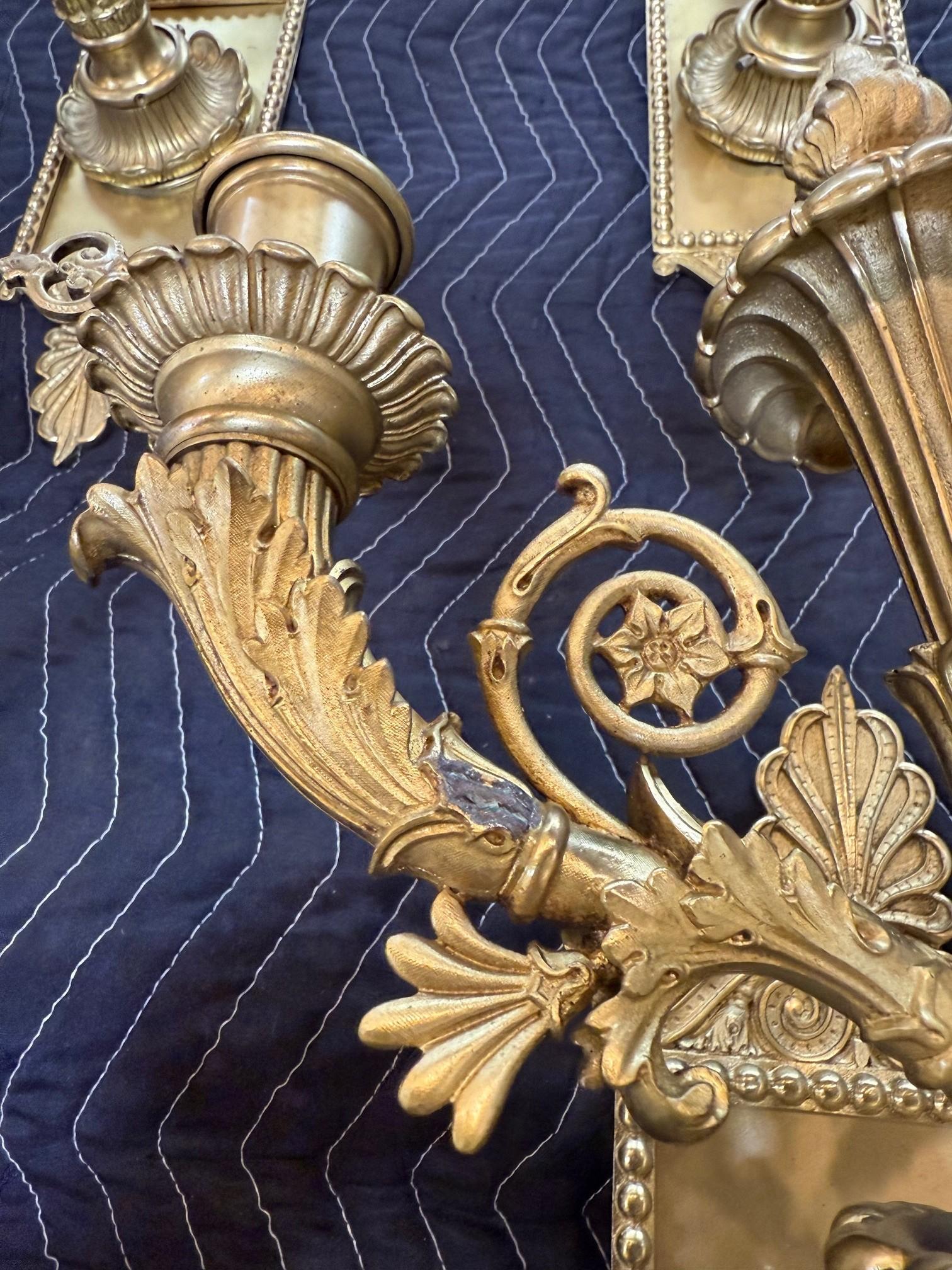 Set di quattro straordinarie applique a gas in bronzo in stile Luigi XVI del XIX secolo.
Lo stile Luigi XIV, emerso a metà del XVII secolo, si caratterizza per la grandezza, la simmetria e l'opulenza, spesso presenti nei palazzi reali e nelle case