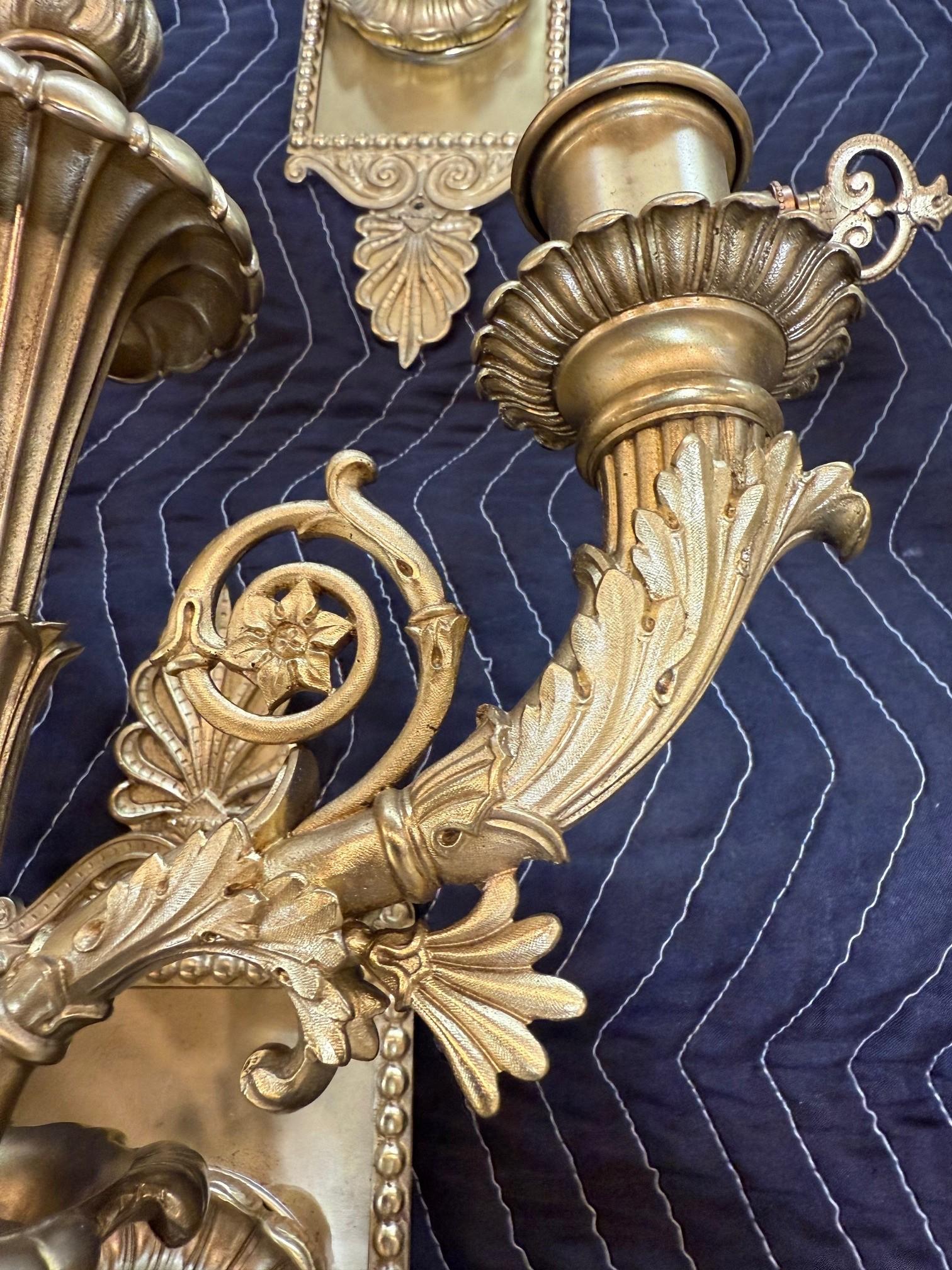 Francese Set di quattro lampade da parete in bronzo in stile Luigi XVI del XIX secolo in vendita