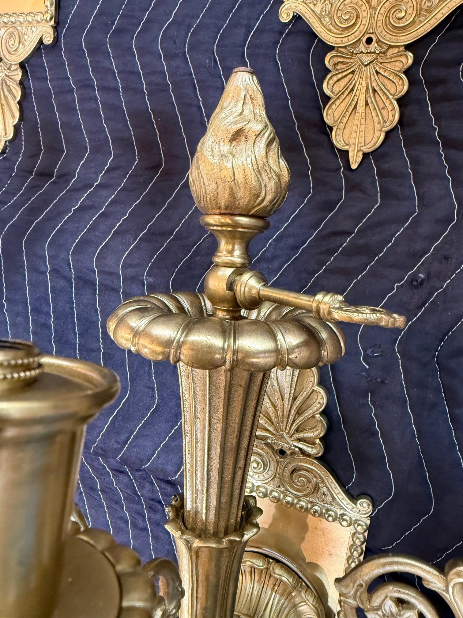 Set di quattro lampade da parete in bronzo in stile Luigi XVI del XIX secolo In condizioni buone in vendita a Stamford, CT