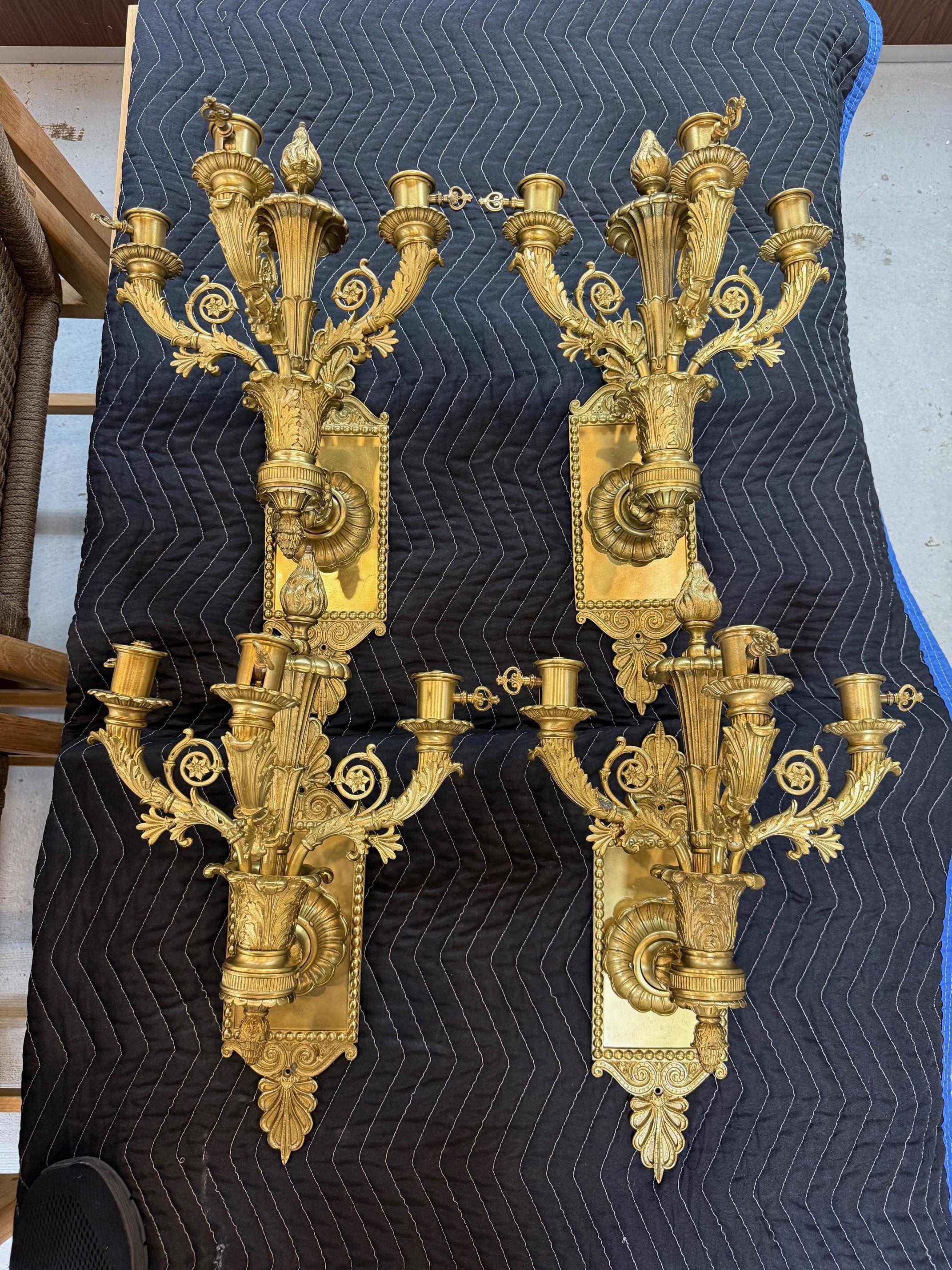 Set di quattro lampade da parete in bronzo in stile Luigi XVI del XIX secolo in vendita 2