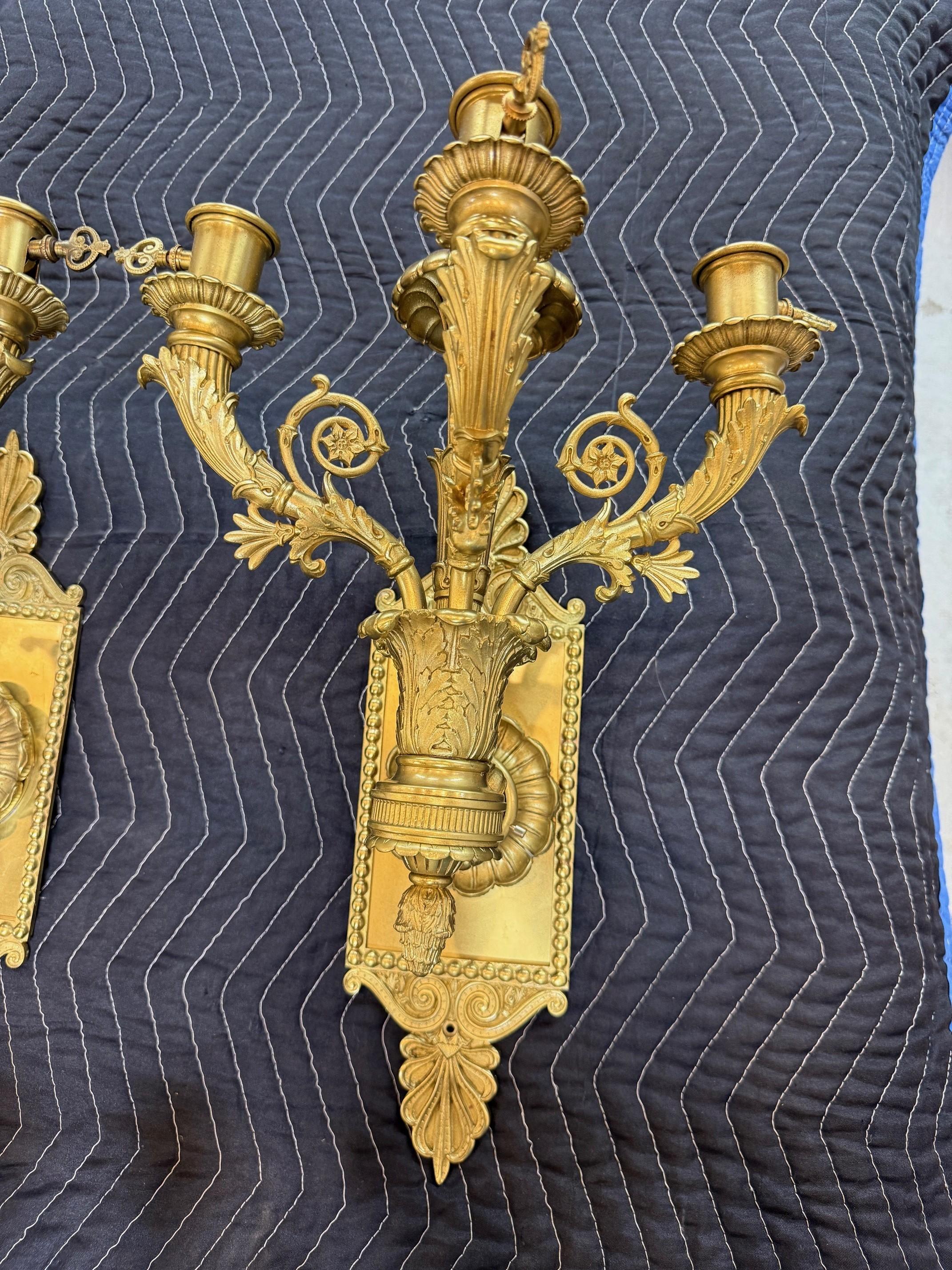 Set di quattro lampade da parete in bronzo in stile Luigi XVI del XIX secolo in vendita 3