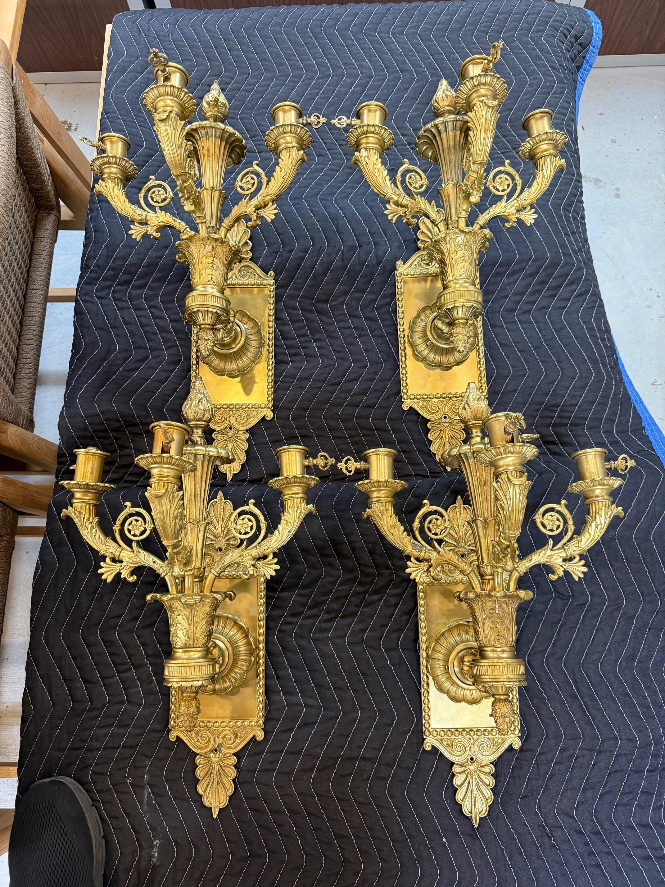 Set di quattro lampade da parete in bronzo in stile Luigi XVI del XIX secolo in vendita 4