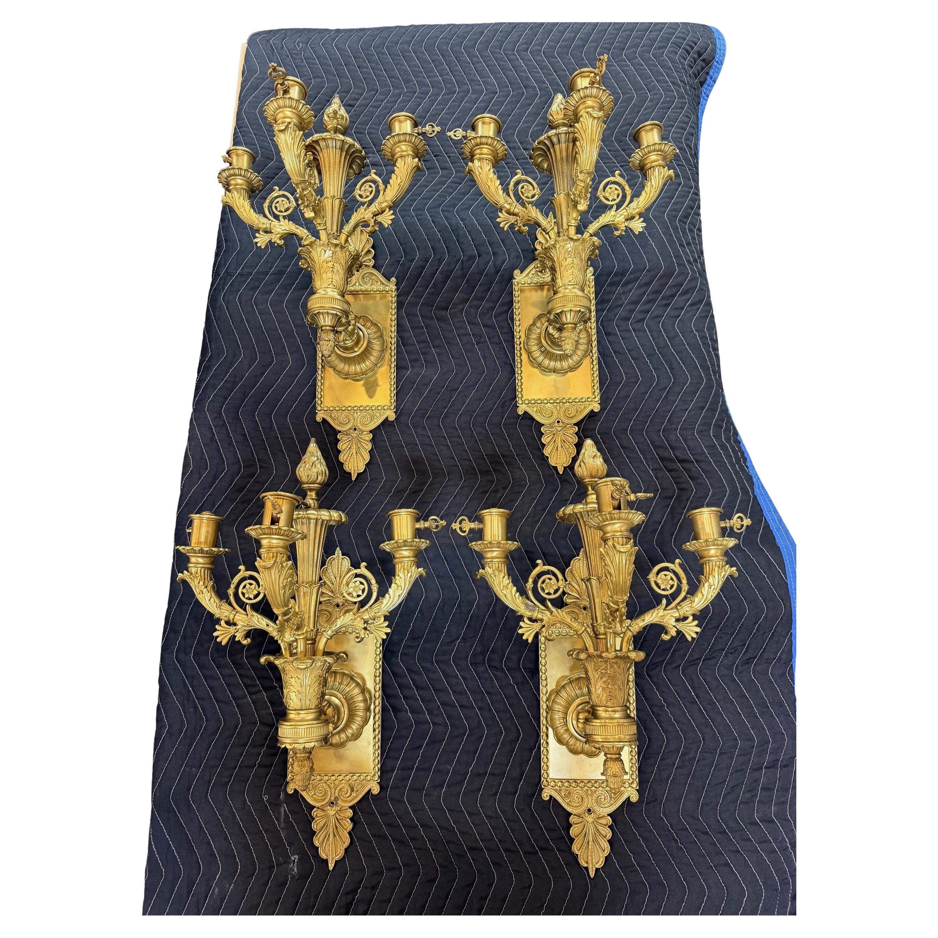 Juego de cuatro apliques de bronce del siglo XIX estilo Luis XVI