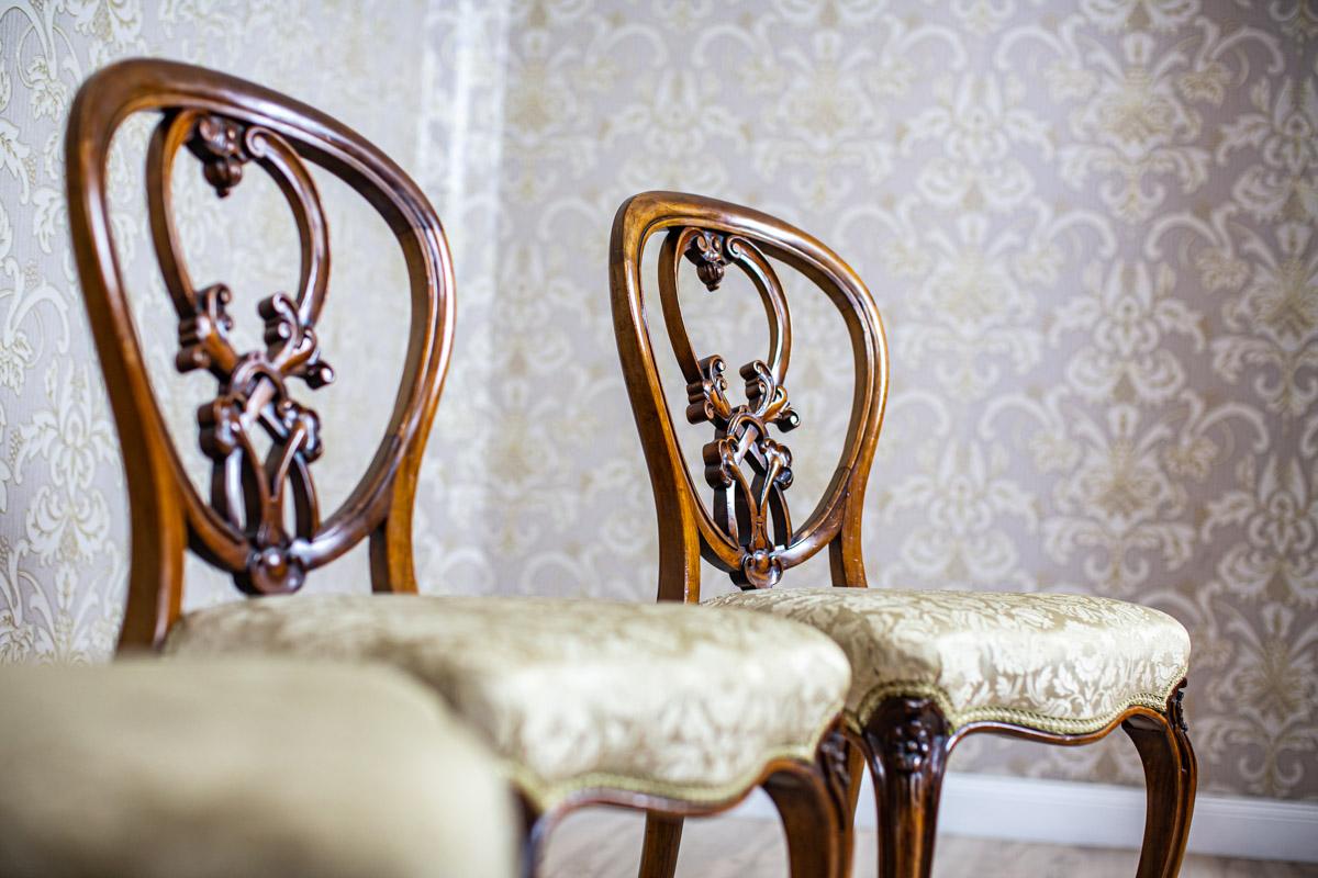 Set of Four 19th-Century Mahogany Chairs with Light Upholstered Seats

We present you four mahogany chairs with upholstered seats.
All pieces are from the mid. 19th century.
The furniture is placed on bent legs which are finished with volute