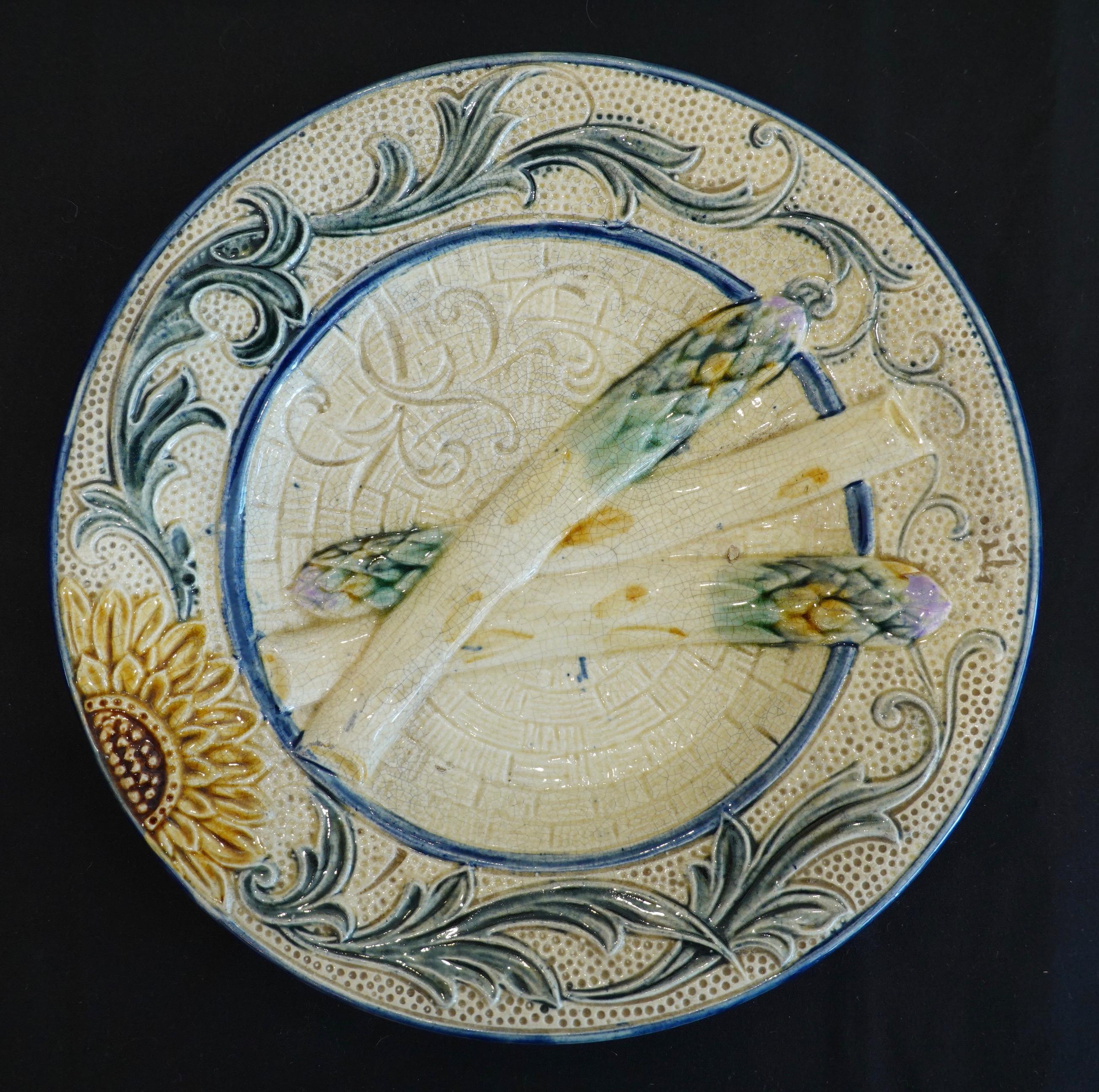 Set of Four 19th Century Majolica Asparagus Plates with Molded Sunflower For Sale 3