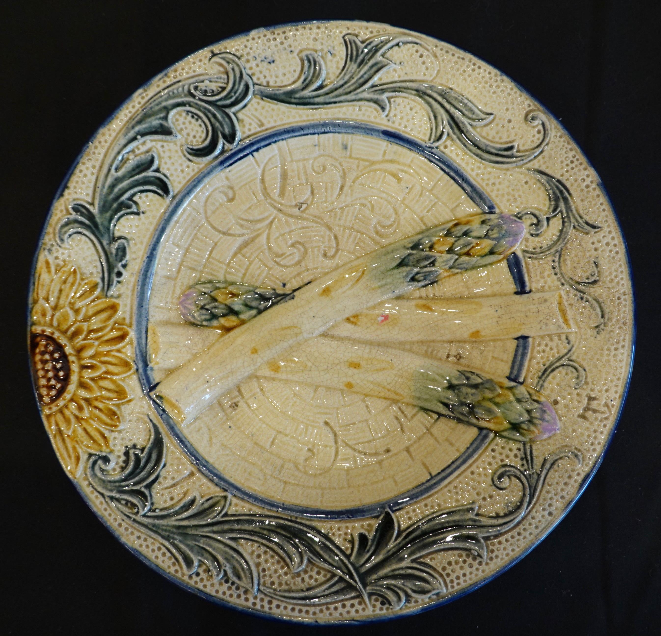 Set of Four 19th Century Majolica Asparagus Plates with Molded Sunflower For Sale 7