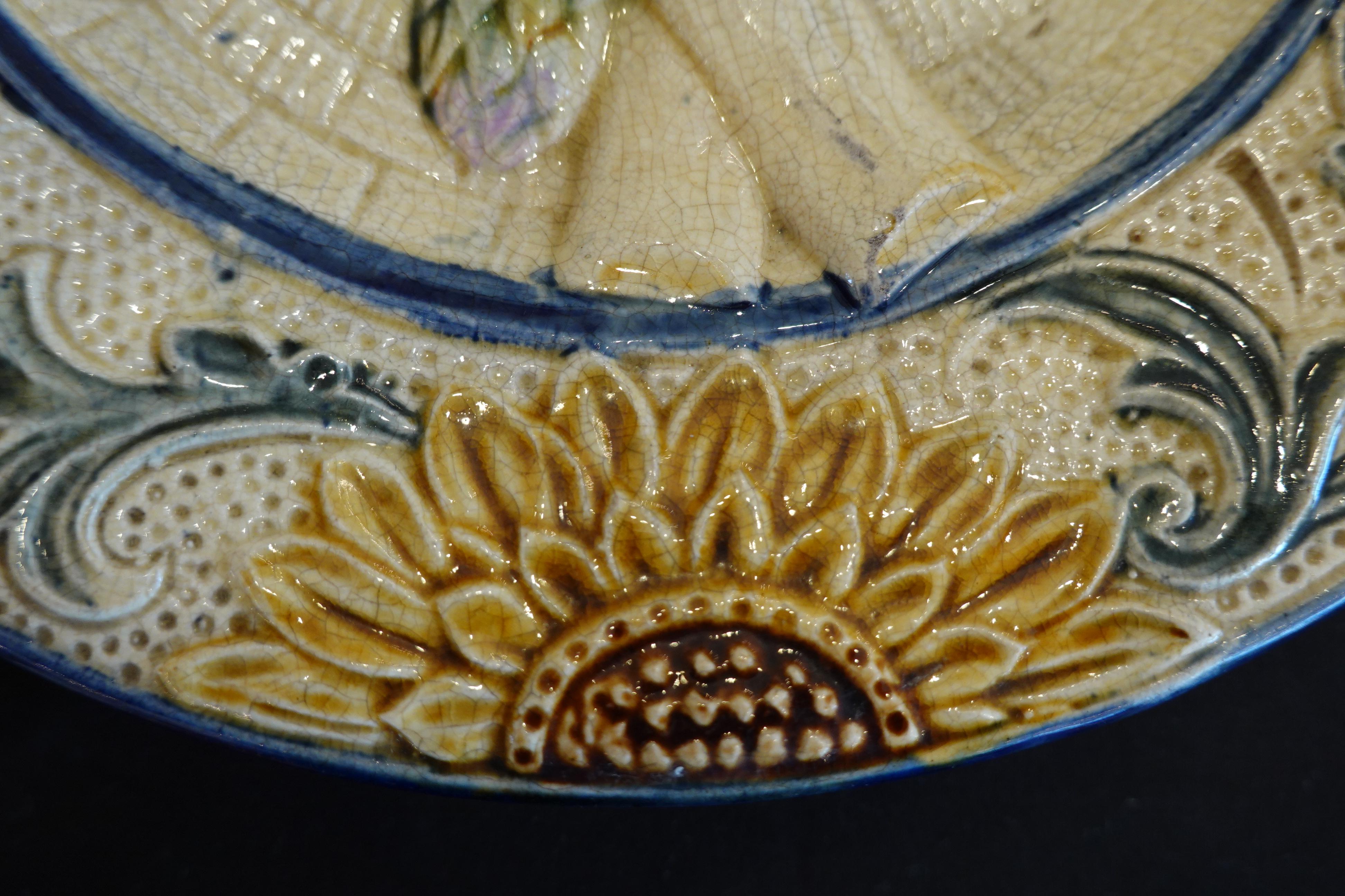 Satz von vier Majolika-Spargeltellern des 19. Jahrhunderts mit geformter Sonnenblume (Französische Provence) im Angebot