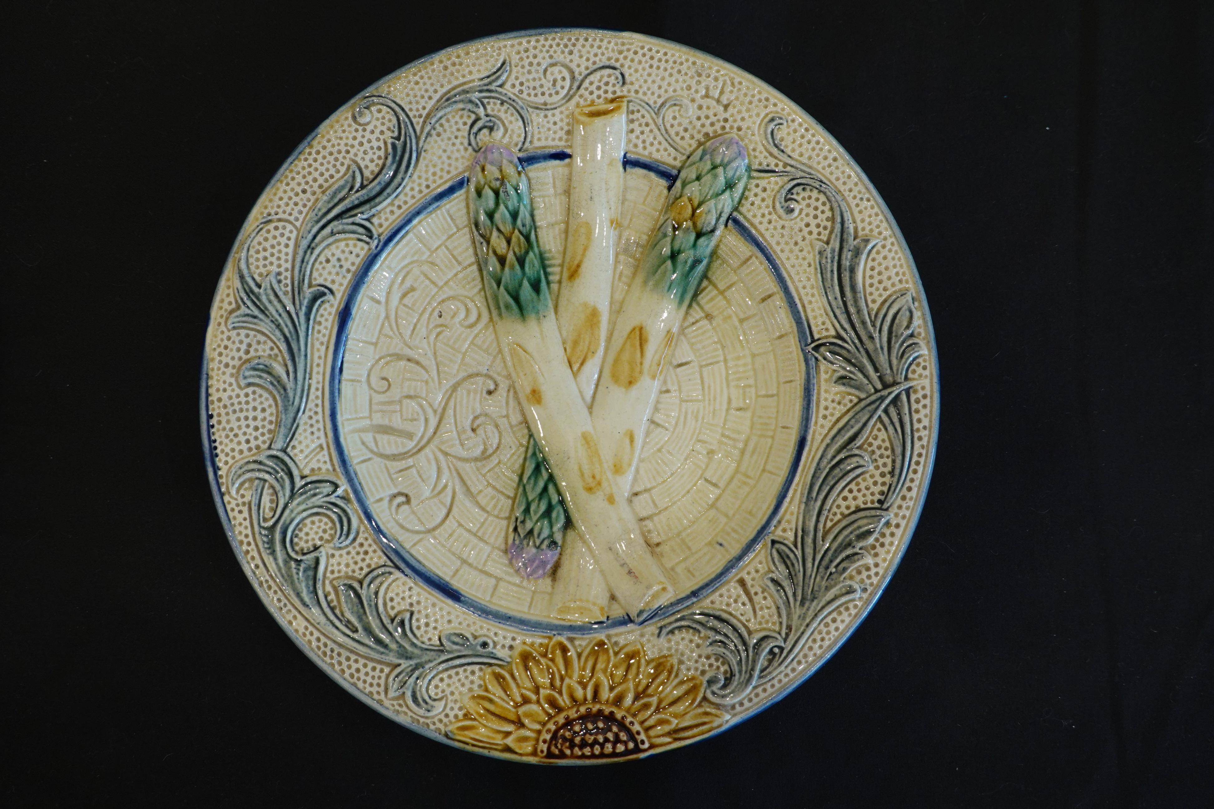 Satz von vier Majolika-Spargeltellern des 19. Jahrhunderts mit geformter Sonnenblume (Glasiert) im Angebot