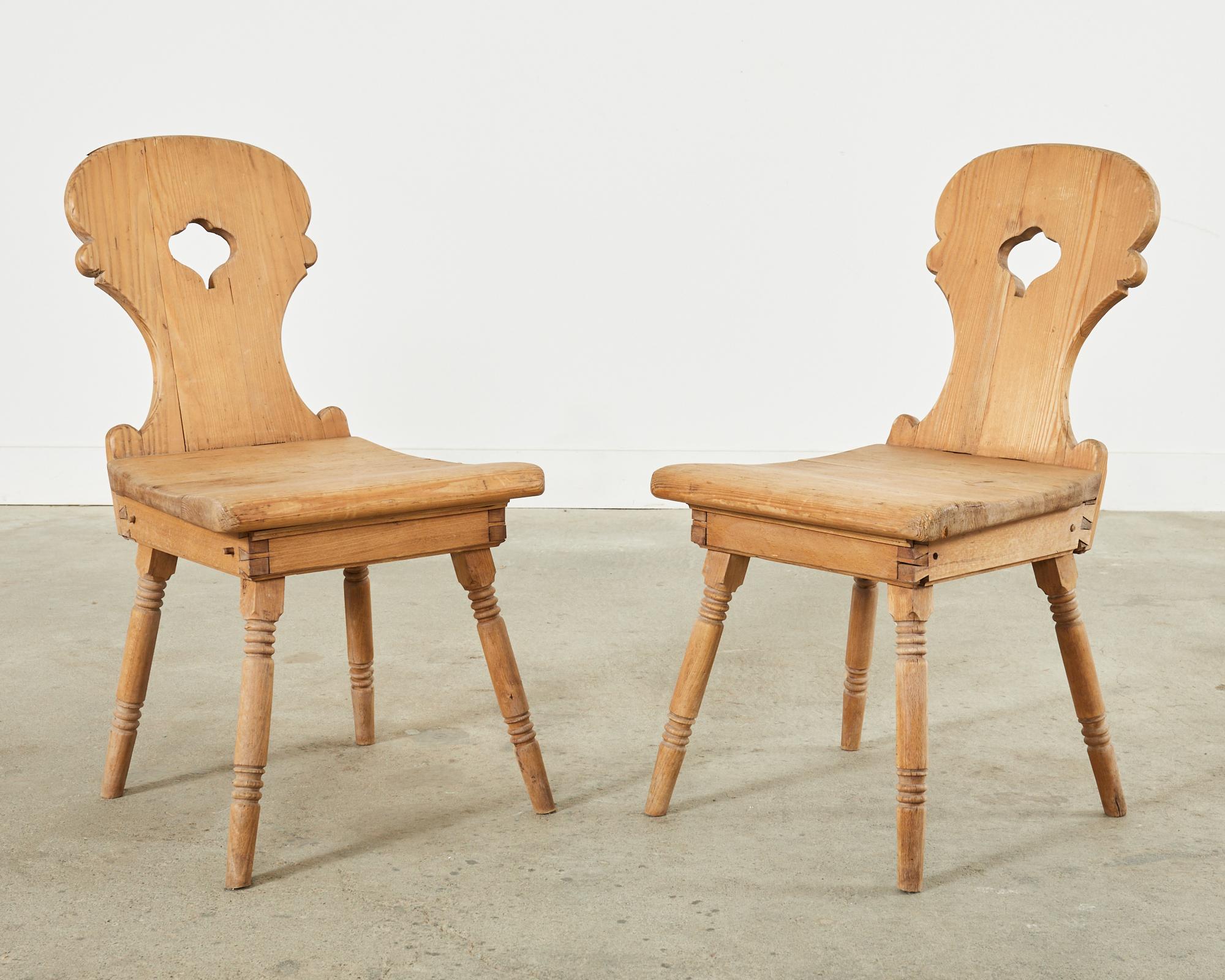 Suédois Ensemble de quatre chaises en pin primitif suédois d'art populaire du 19e siècle en vente