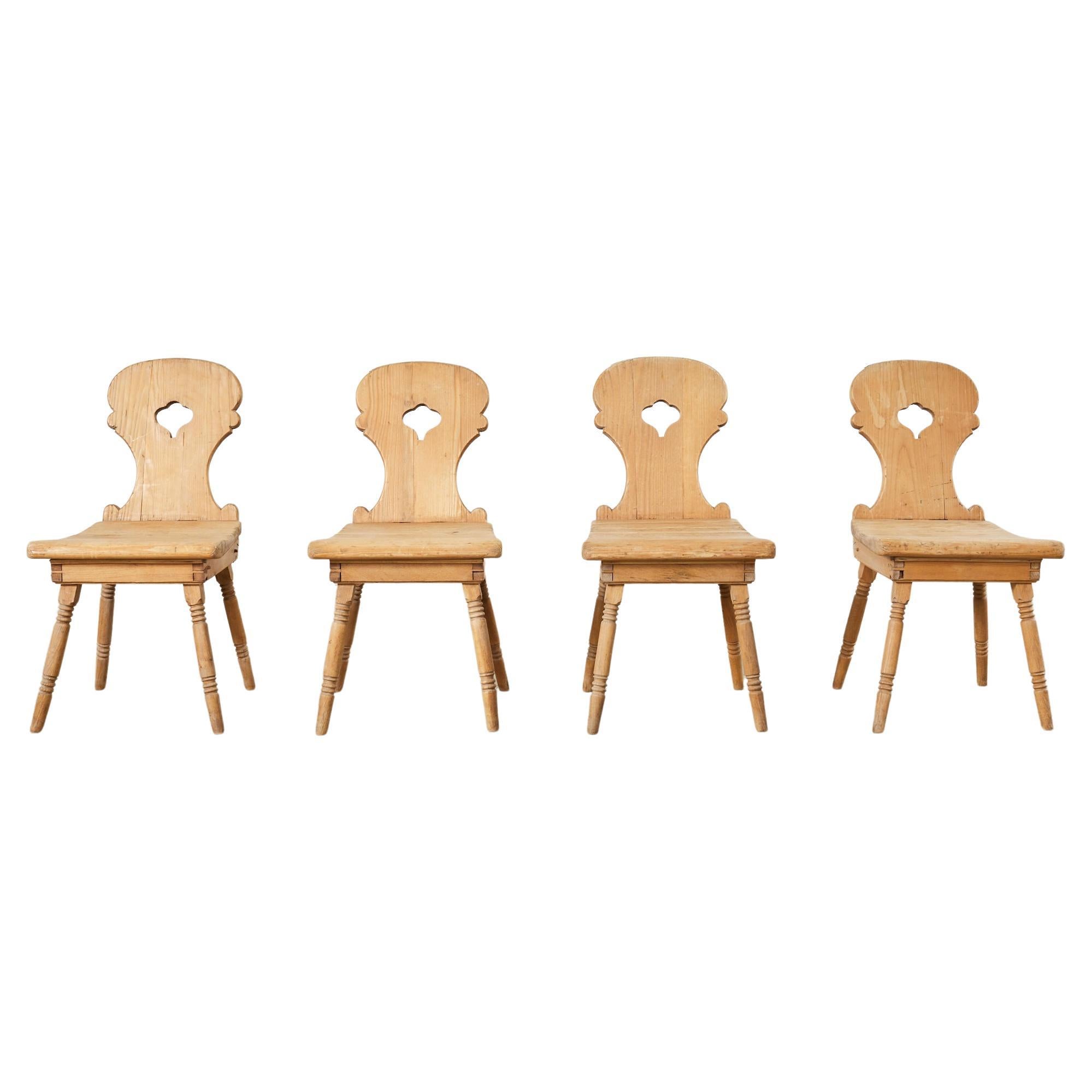 Ensemble de quatre chaises en pin primitif suédois d'art populaire du 19e siècle