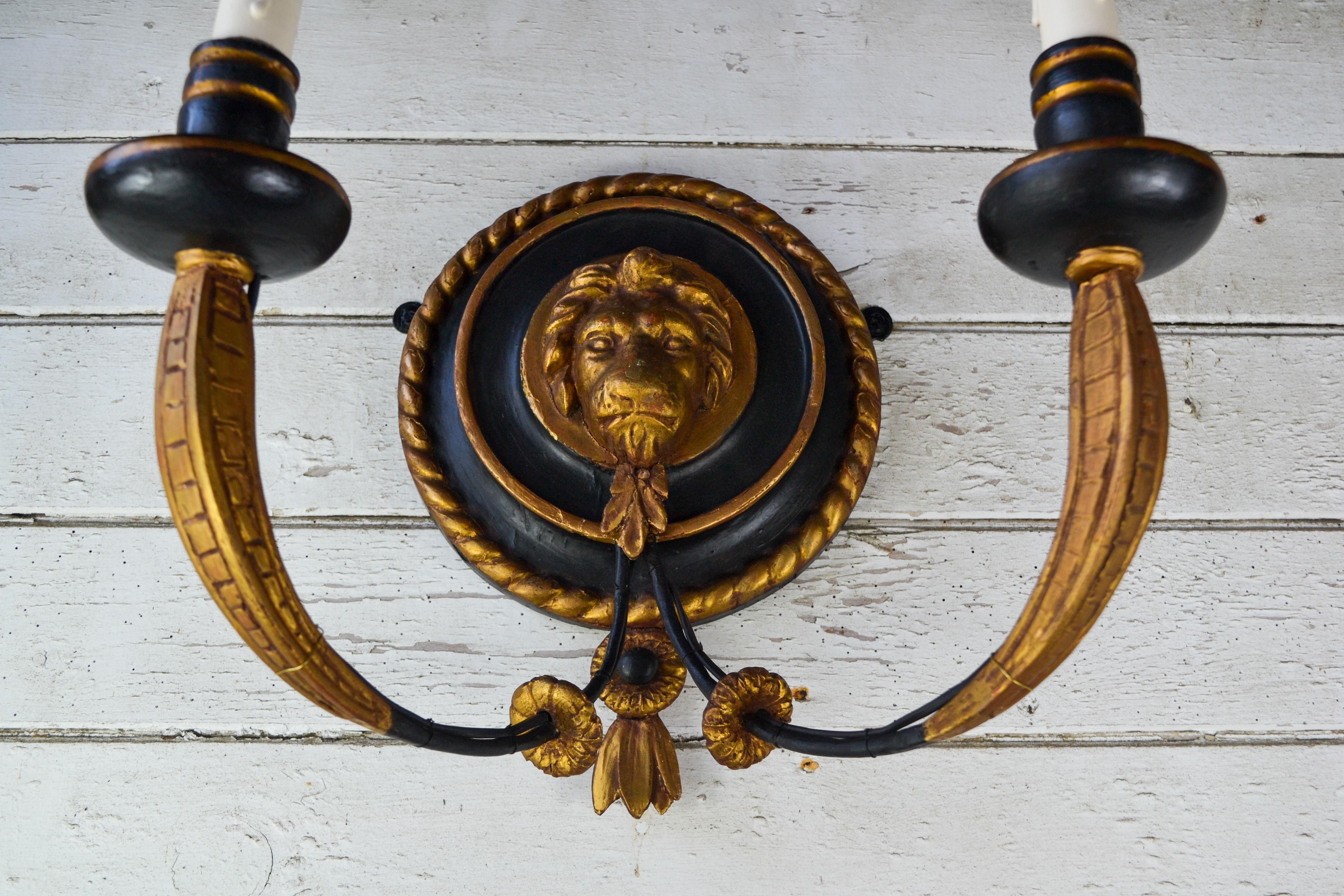 Intagliato a mano Set di quattro lampade da parete a testa di leone intagliate, ebanizzate e dorate del XIX secolo Regency in vendita