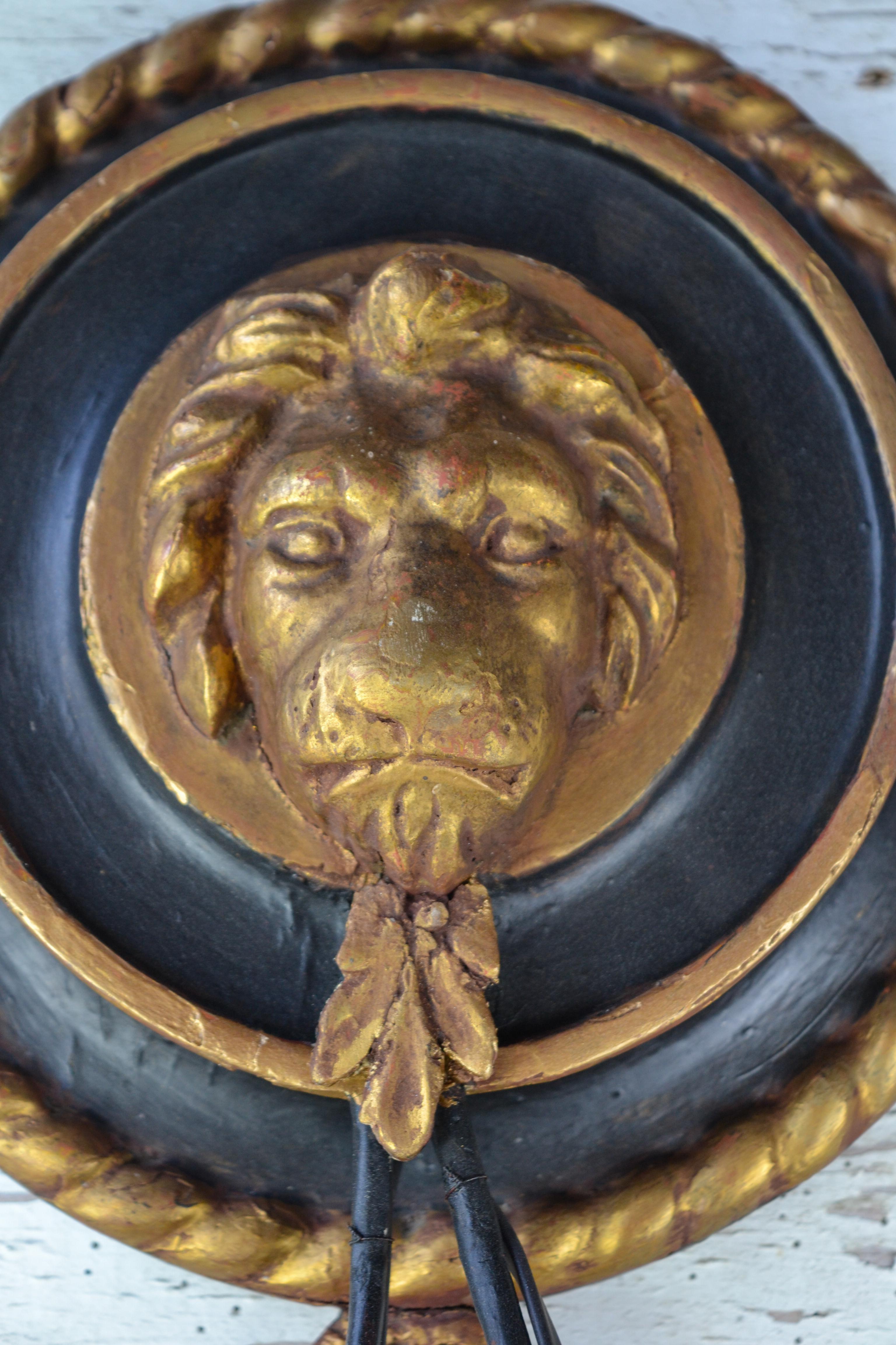 Set di quattro lampade da parete a testa di leone intagliate, ebanizzate e dorate del XIX secolo Regency In condizioni buone in vendita a Southall, GB