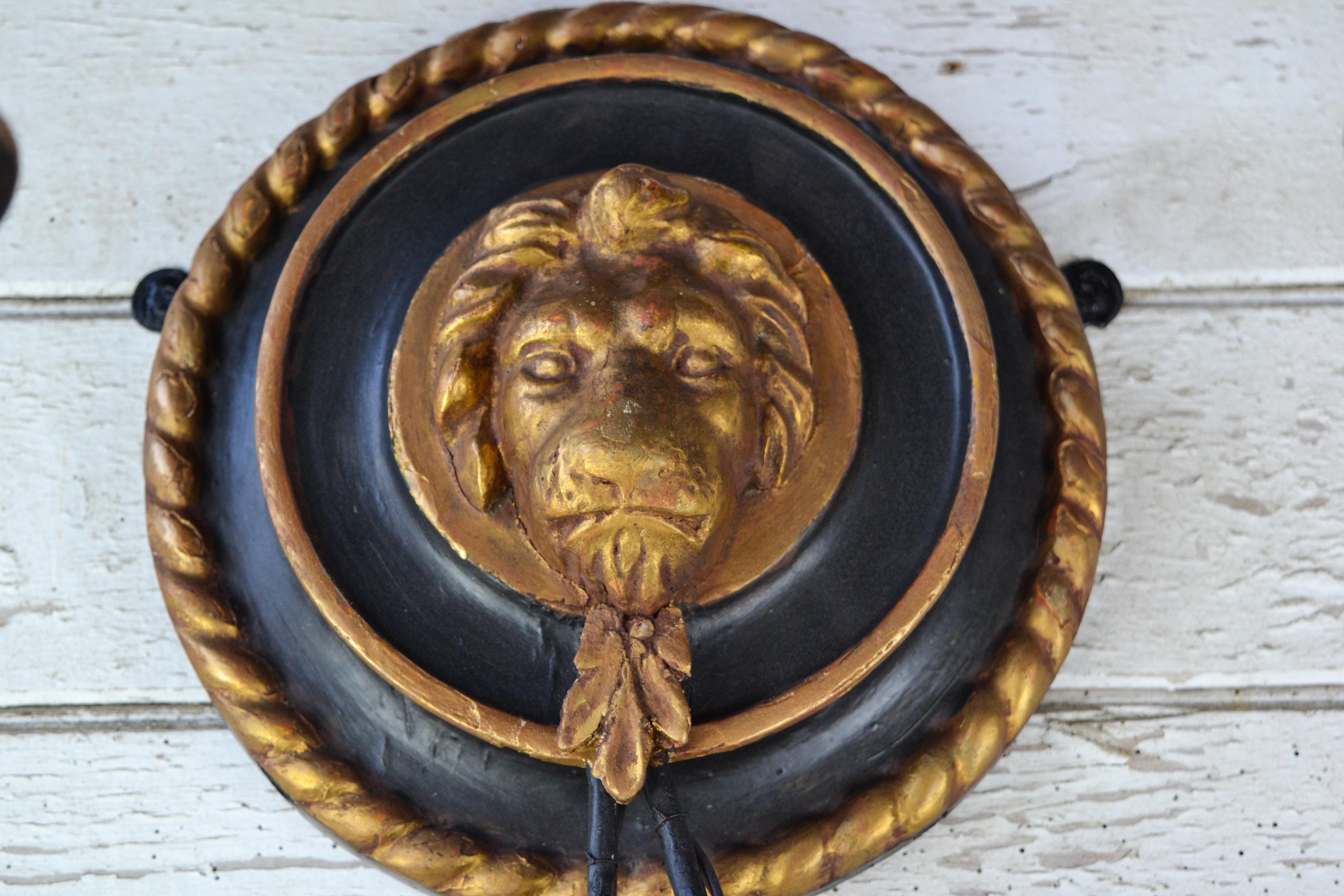 Legno dorato Set di quattro lampade da parete a testa di leone intagliate, ebanizzate e dorate del XIX secolo Regency in vendita
