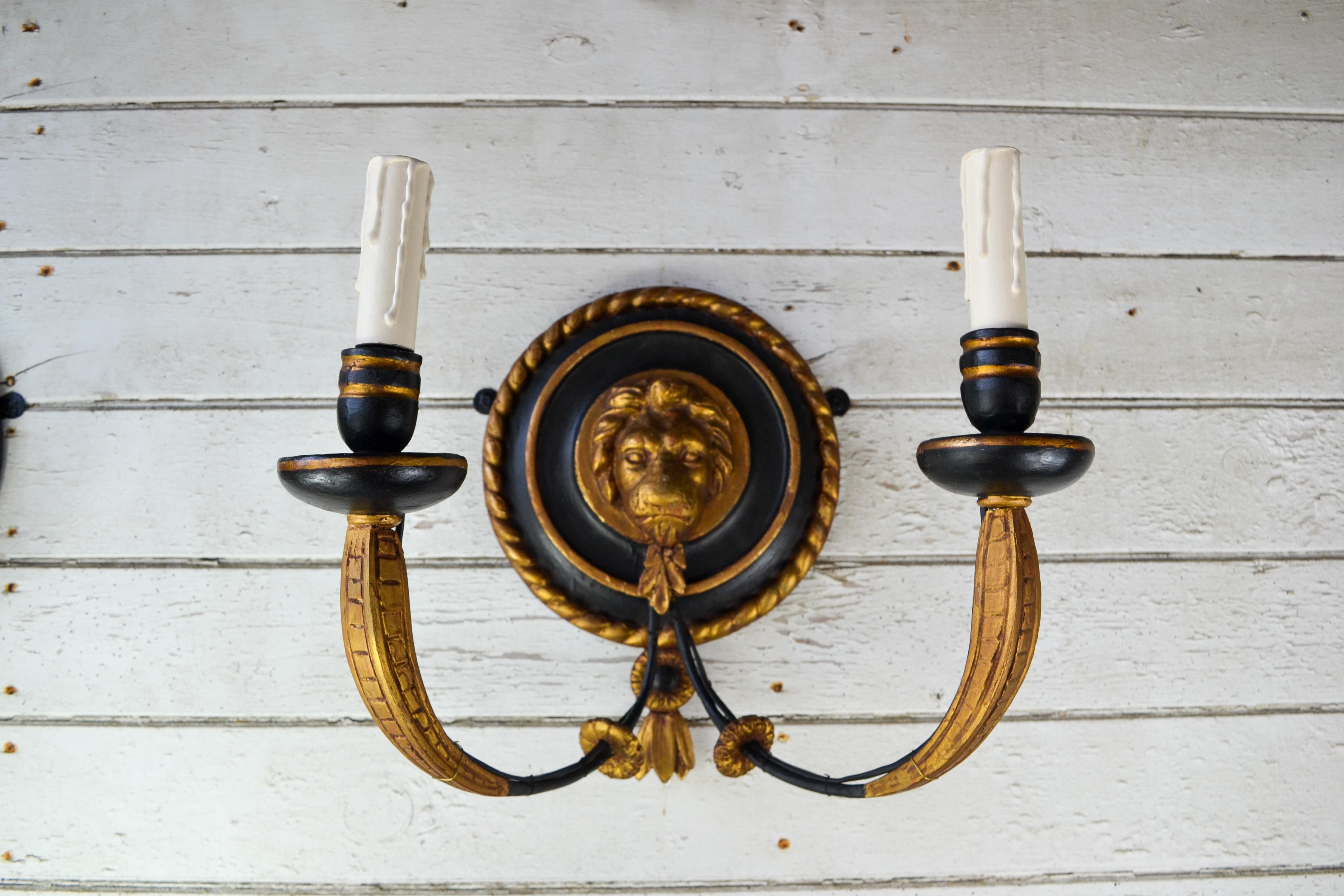 Set di quattro lampade da parete a testa di leone intagliate, ebanizzate e dorate del XIX secolo Regency in vendita 1