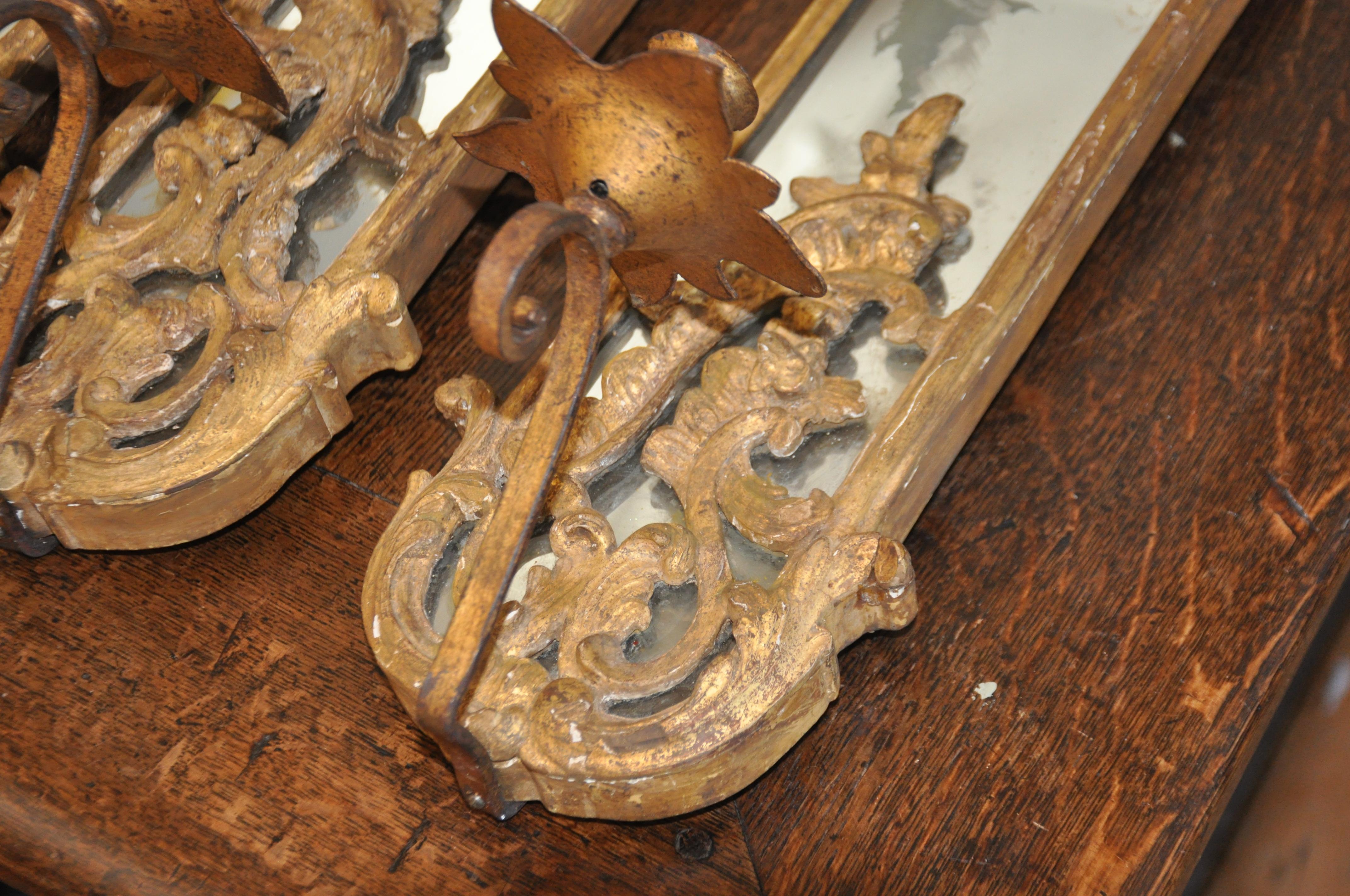 Rococo Ensemble de quatre appliques à miroir en bois doré rococo du 19ème siècle en vente