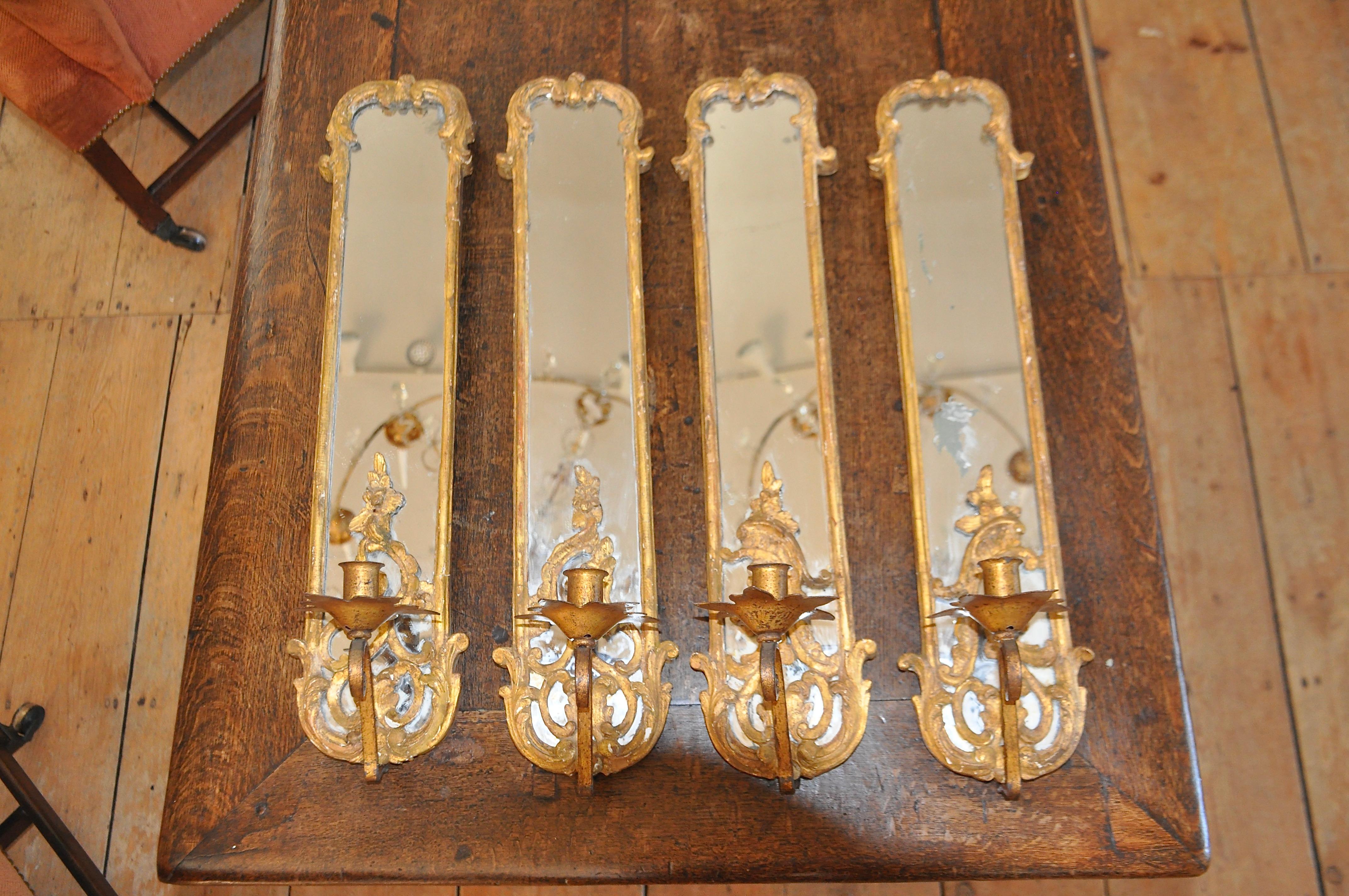 italien Ensemble de quatre appliques à miroir en bois doré rococo du 19ème siècle en vente