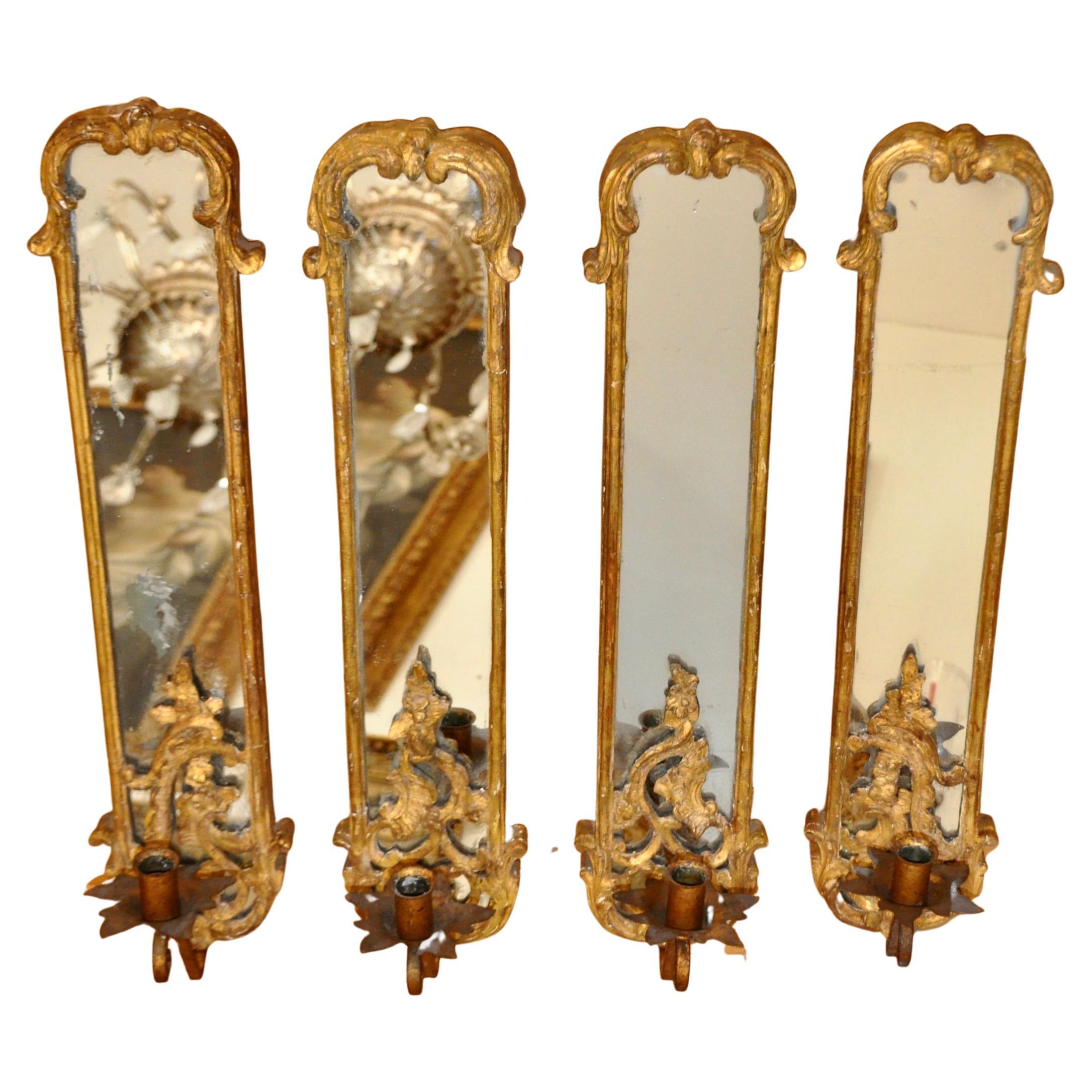 Ensemble de quatre appliques à miroir en bois doré rococo du 19ème siècle en vente