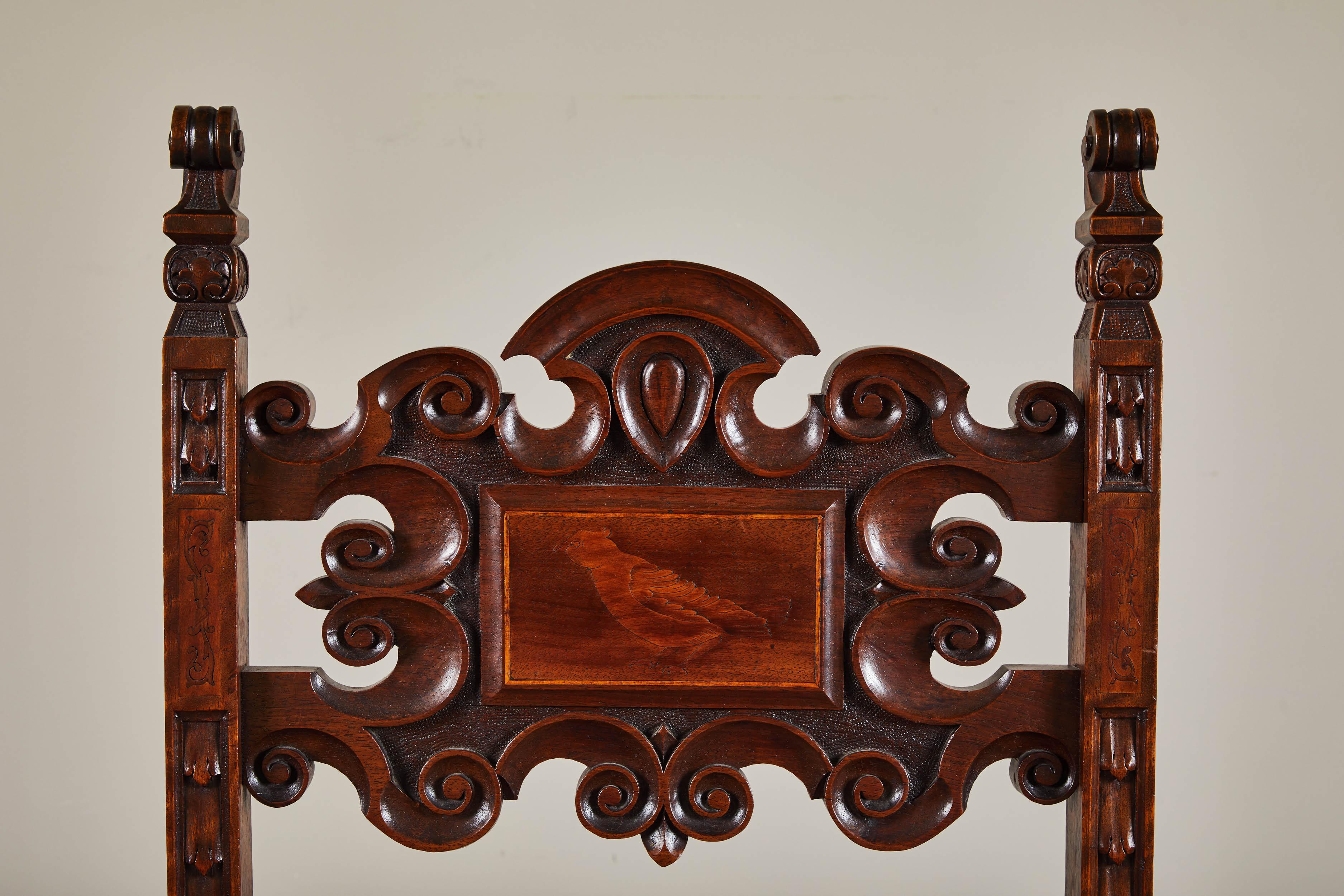 Satz von vier spanischen Esszimmerstühlen aus Nussbaumholz im Renaissance-Stil des 19. Jahrhunderts (Intarsie) im Angebot