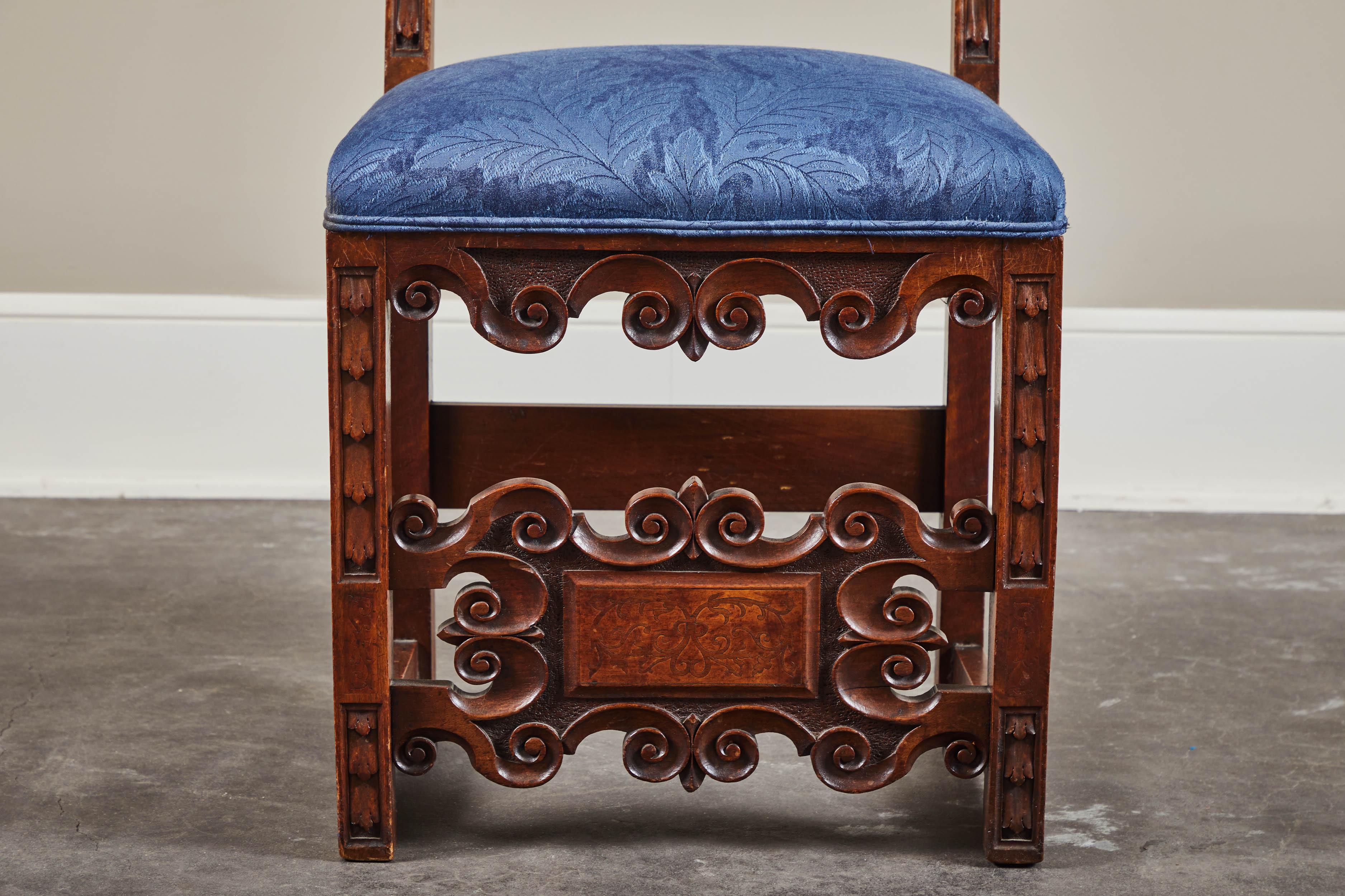 Satz von vier spanischen Esszimmerstühlen aus Nussbaumholz im Renaissance-Stil des 19. Jahrhunderts im Zustand „Gut“ im Angebot in Pasadena, CA