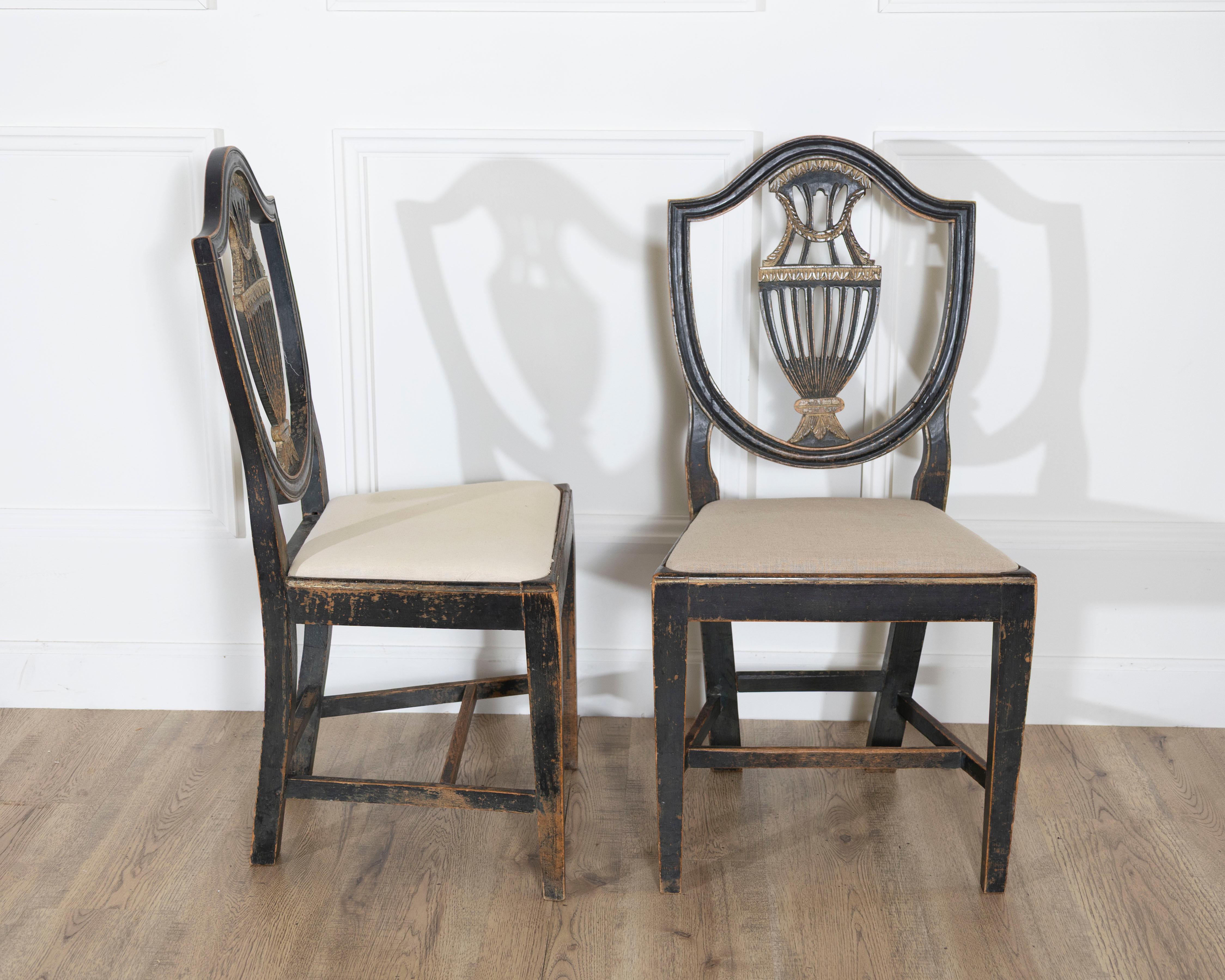 Set of Four 19th Century Swedish Blackened Wood and Gilt Lyre-Back Chairs im Angebot 4