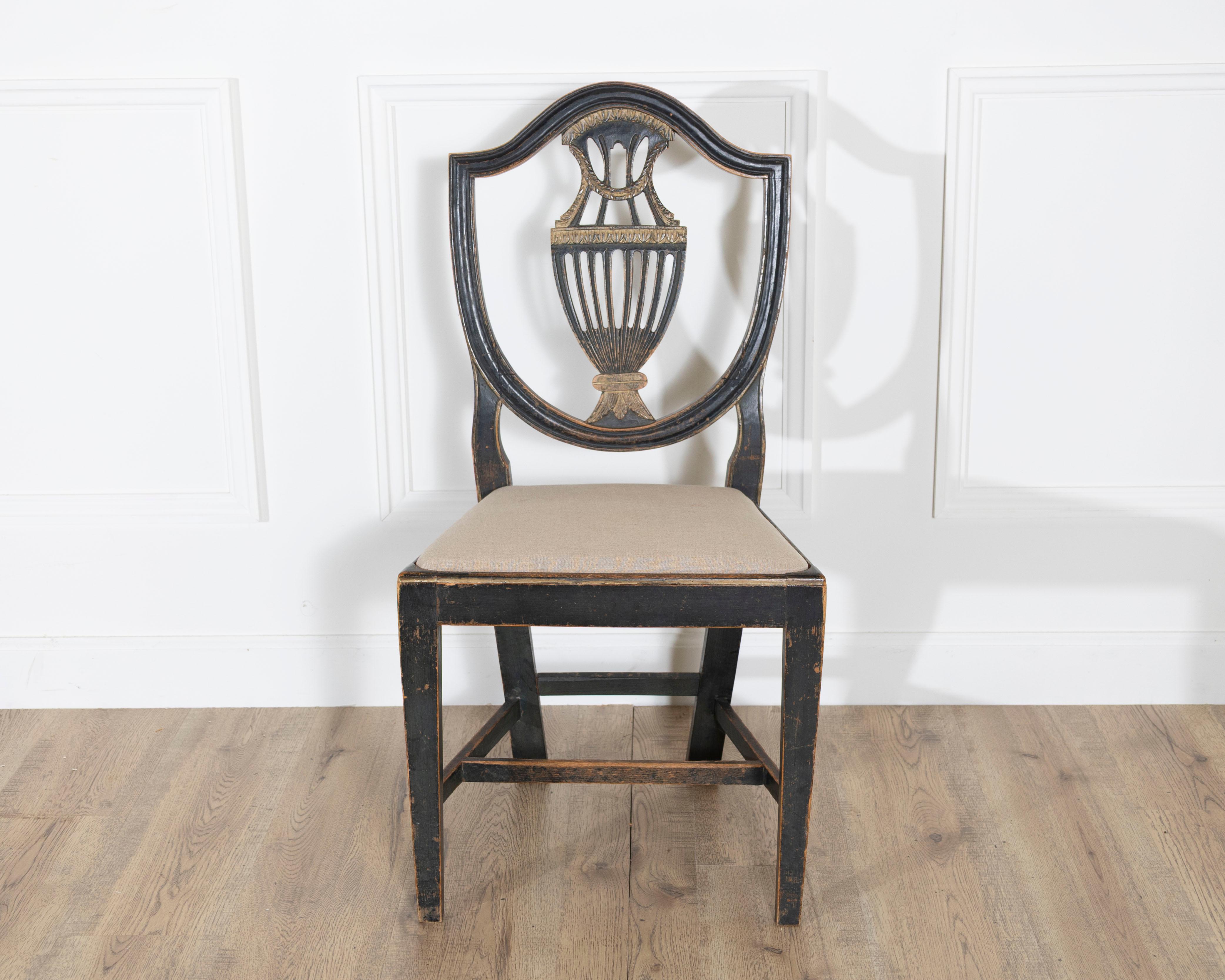 Set of Four 19th Century Swedish Blackened Wood and Gilt Lyre-Back Chairs im Angebot 5