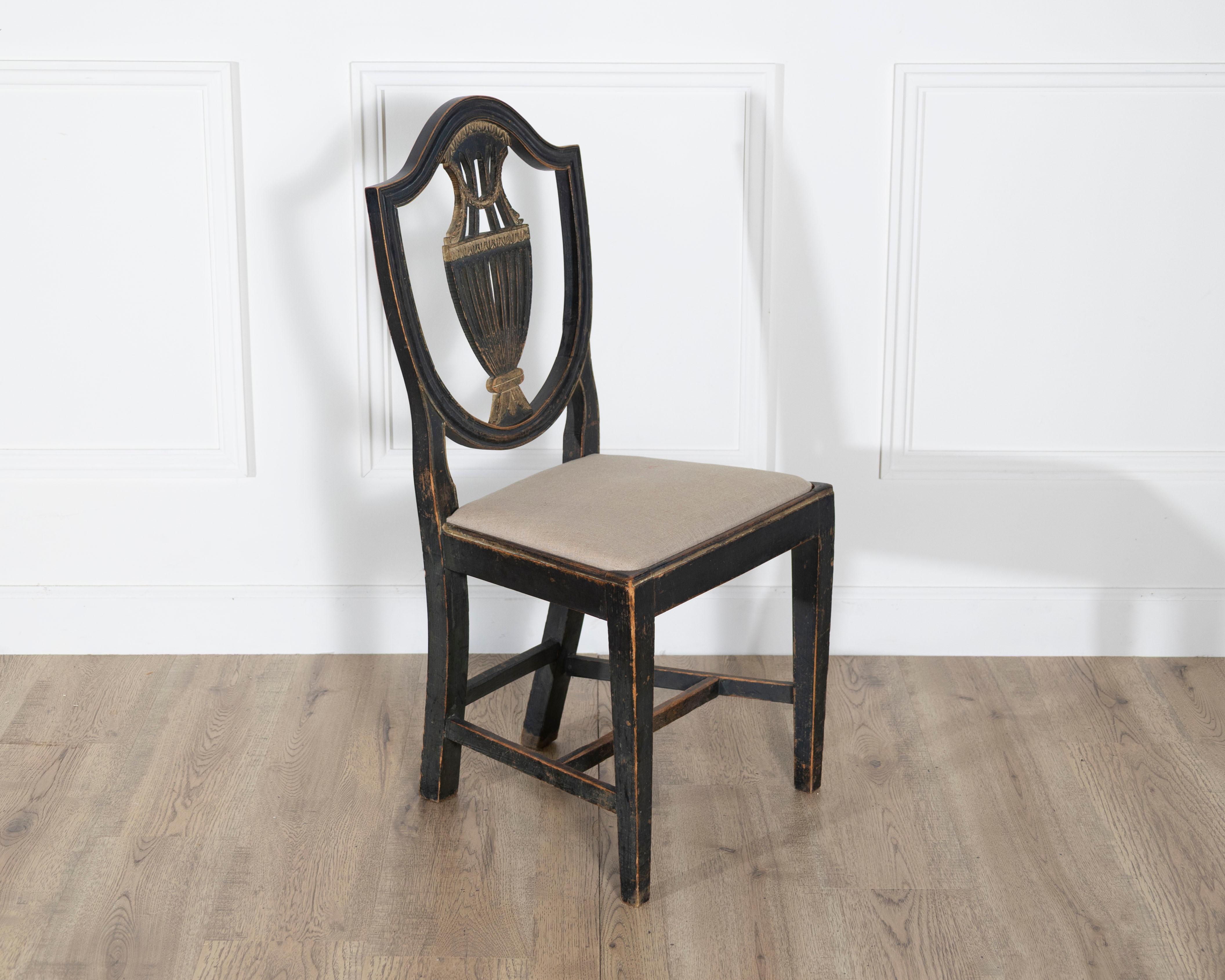 Set of Four 19th Century Swedish Blackened Wood and Gilt Lyre-Back Chairs im Angebot 8