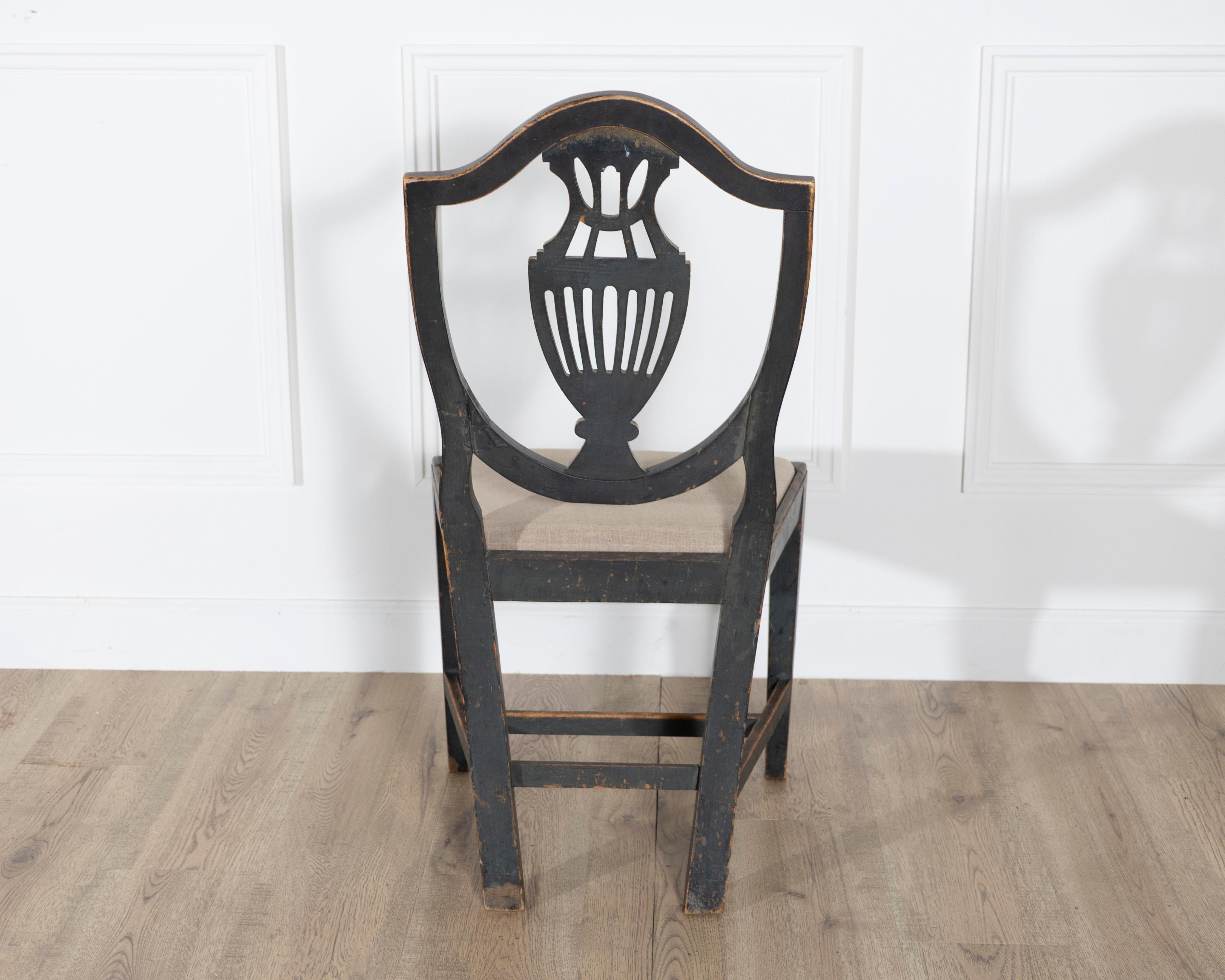 Set of Four 19th Century Swedish Blackened Wood and Gilt Lyre-Back Chairs im Angebot 10